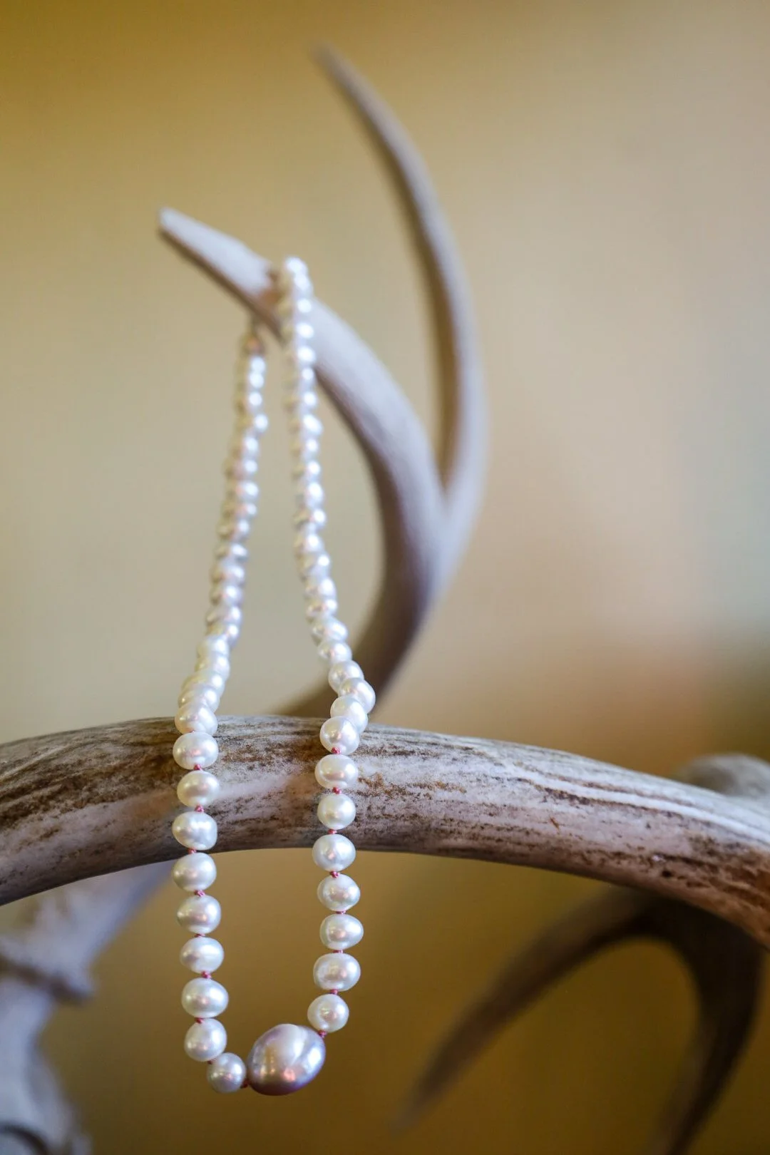 Iridescent Freshwater Pearl Necklace with Center Fidget Pearl