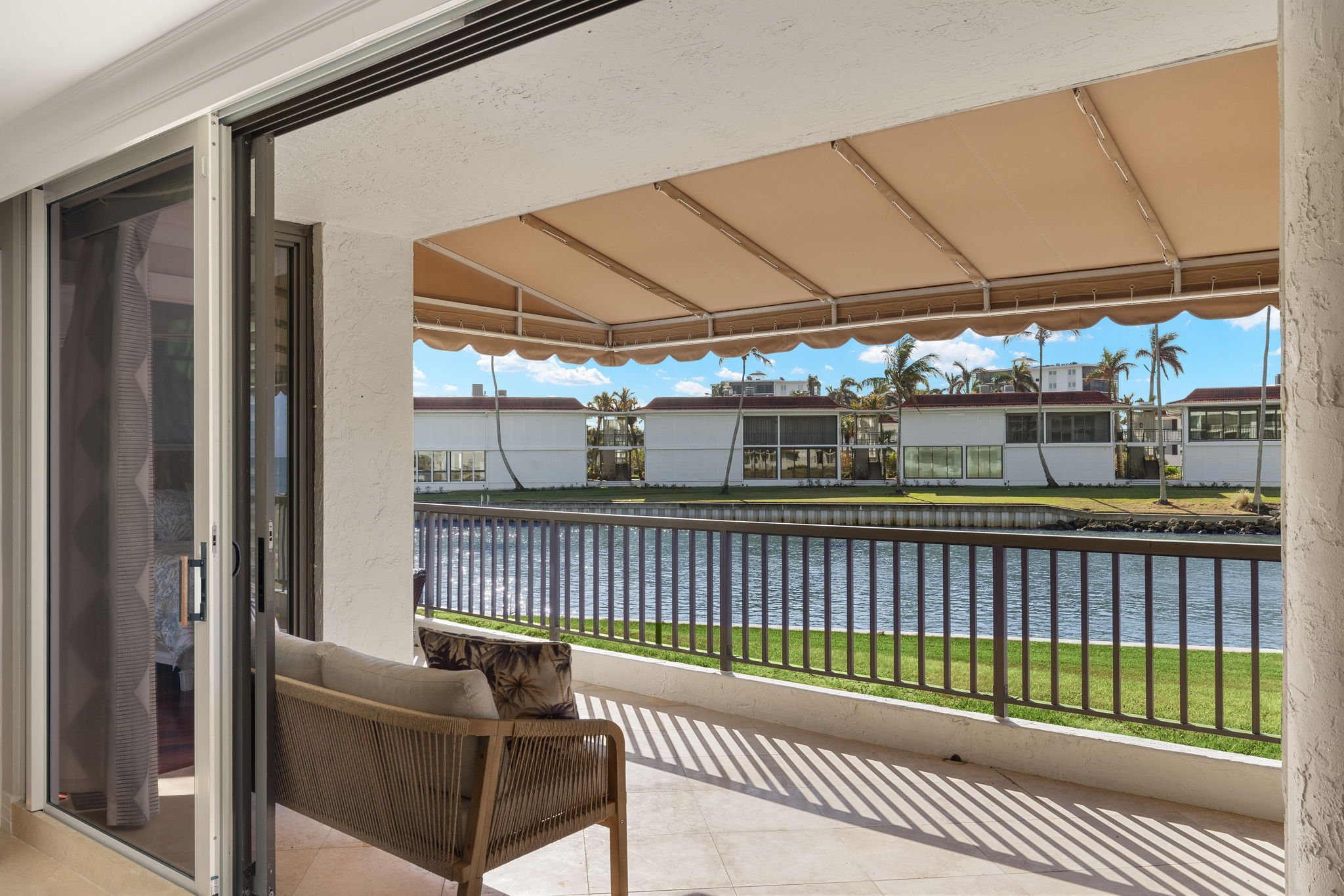 27-Lanai 4 of 4 - r.jpg
