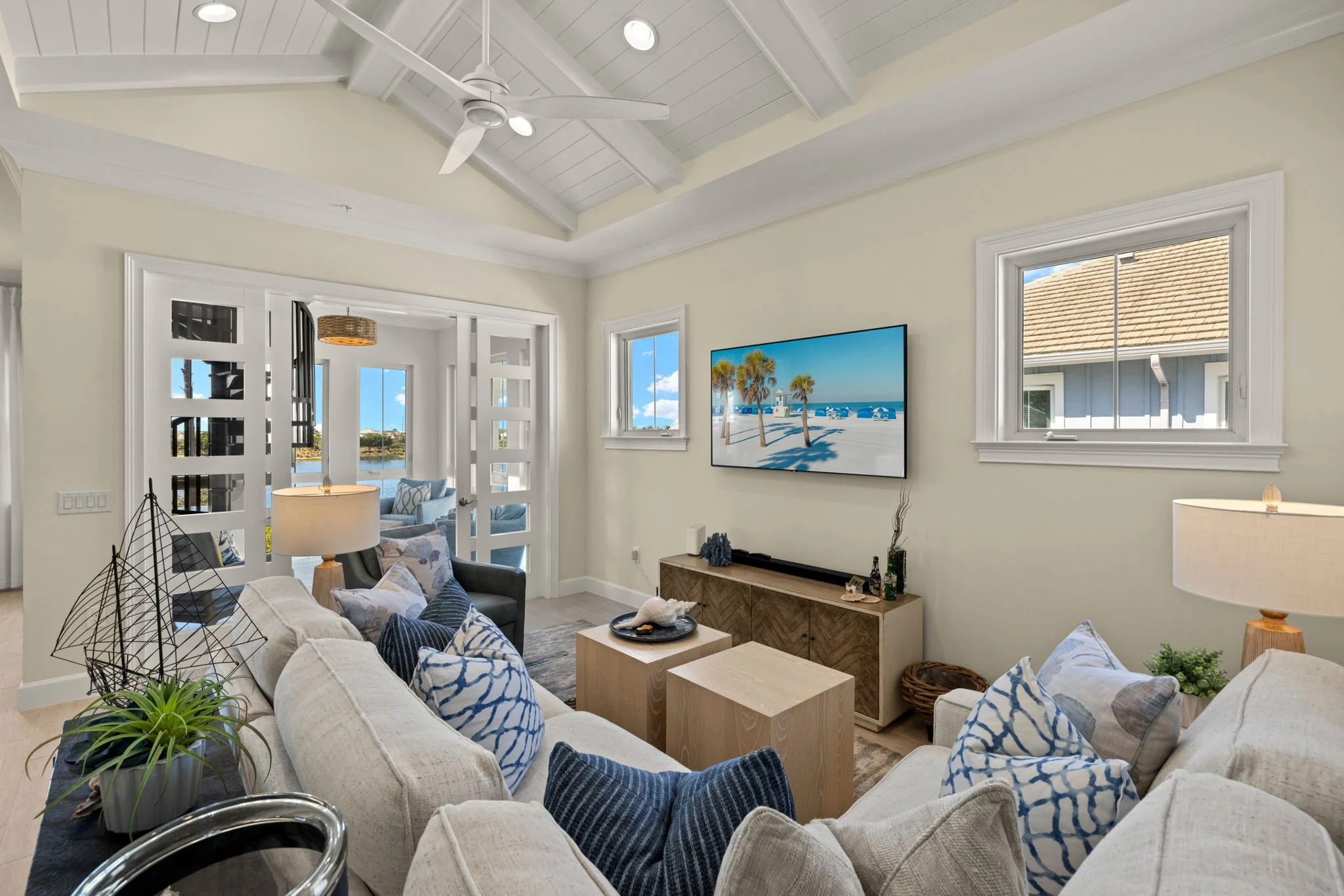 4-Living Room 3.jpg