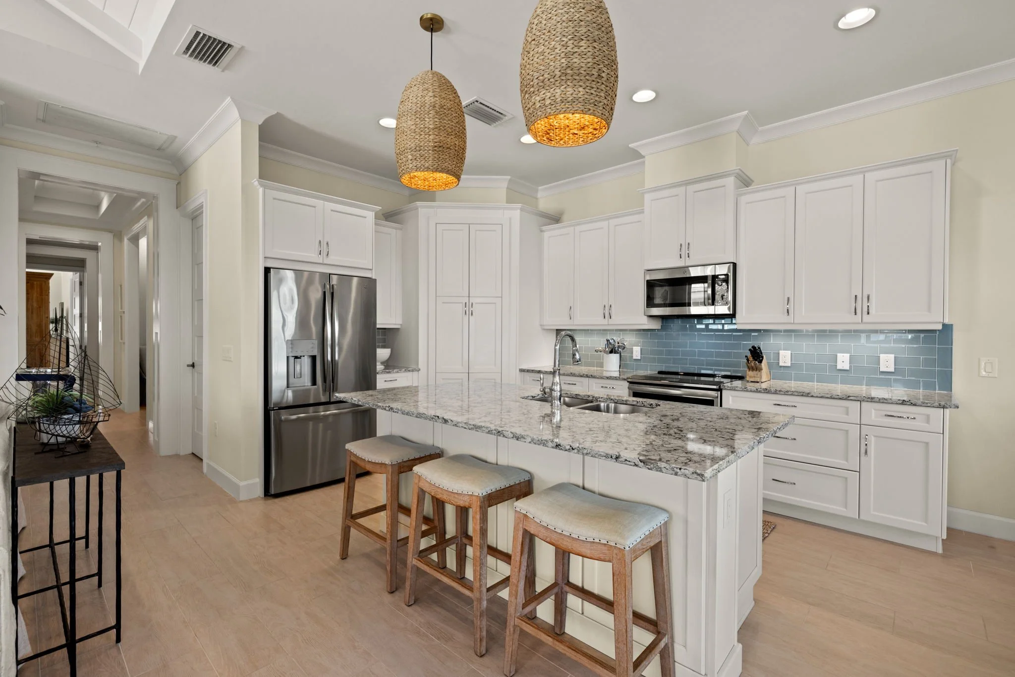 8-Breakfast Bar 1.jpg