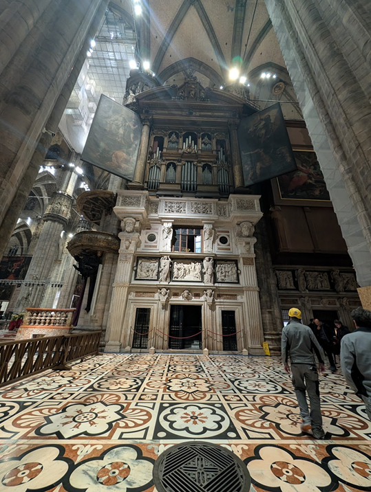 Quatrefoil design on Duomo di Milano, illustrating Gothic architecture.