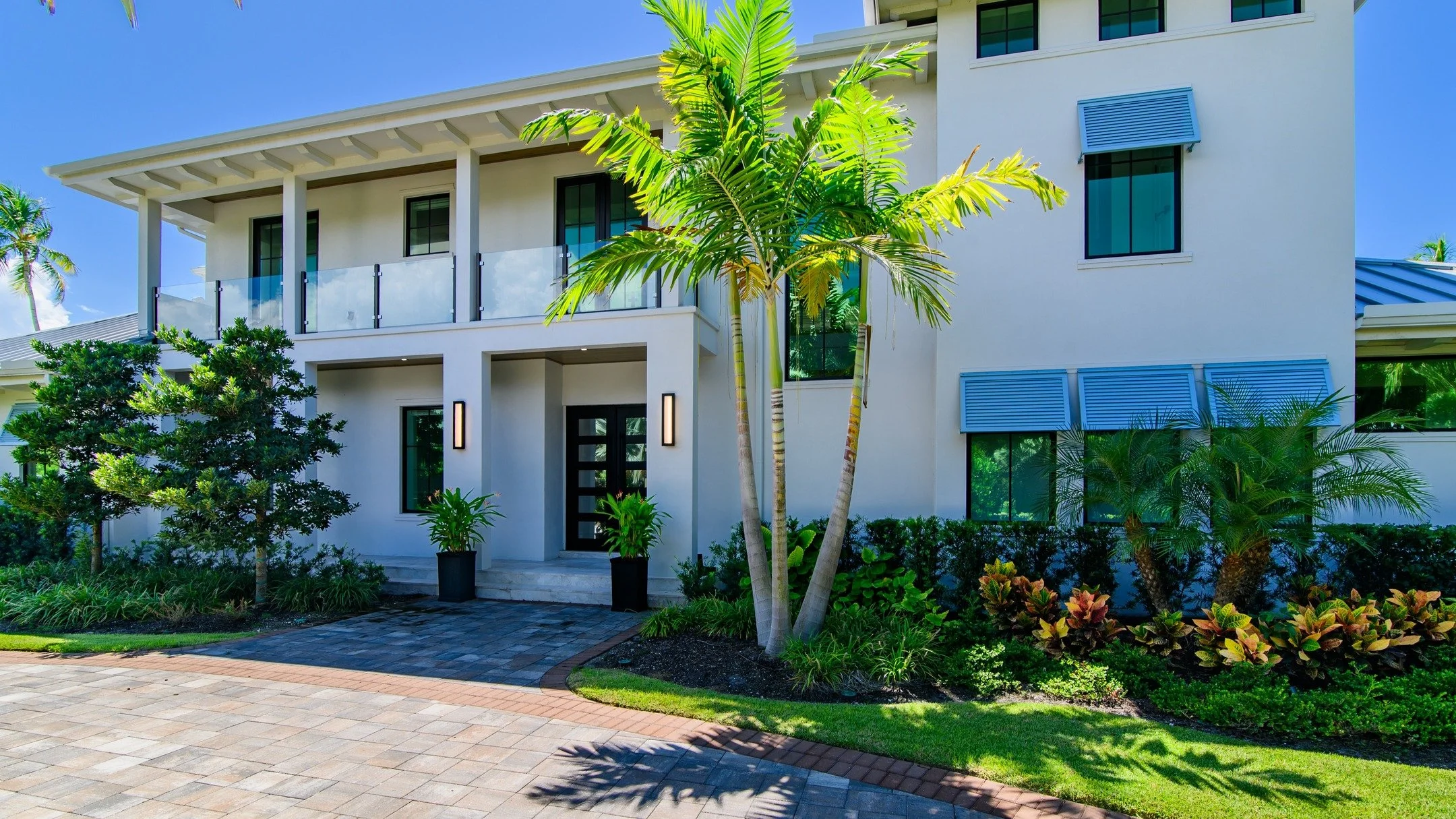 Picture this: you&rsquo;ve spent the afternoon at the beach, the sun&rsquo;s setting, and you&rsquo;re grilling dinner with family/friends under this airy outdoor kitchen. This is what effortless coastal living feels like.
