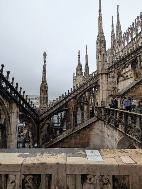 Trefoil and quatrefoil design on Duomo di Milano, illustrating Gothic architecture.