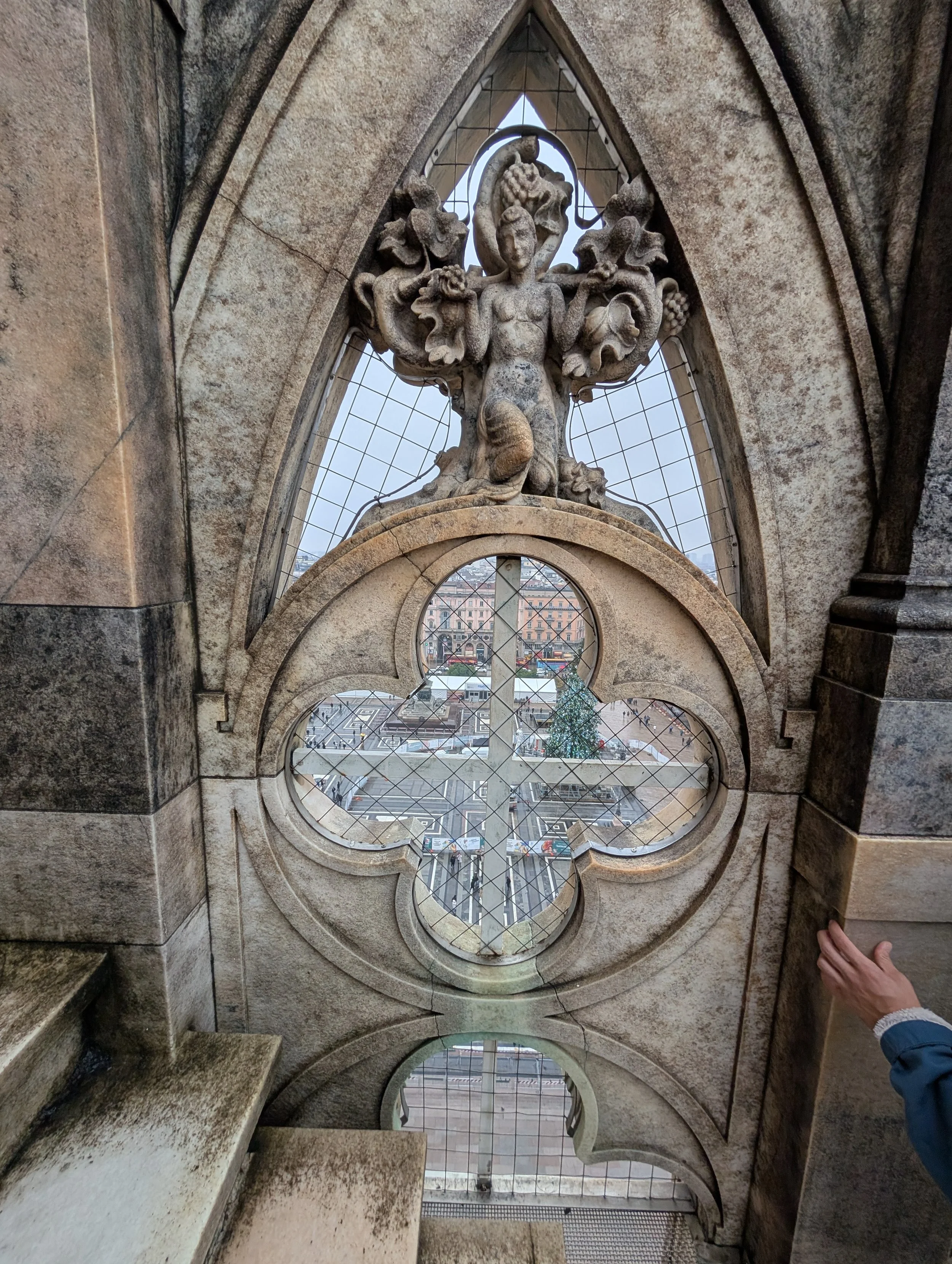 Quatrefoil design on Duomo di Milano, illustrating Gothic architecture.