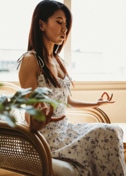 Image of women meditating. What can help heal unresolved trauma?