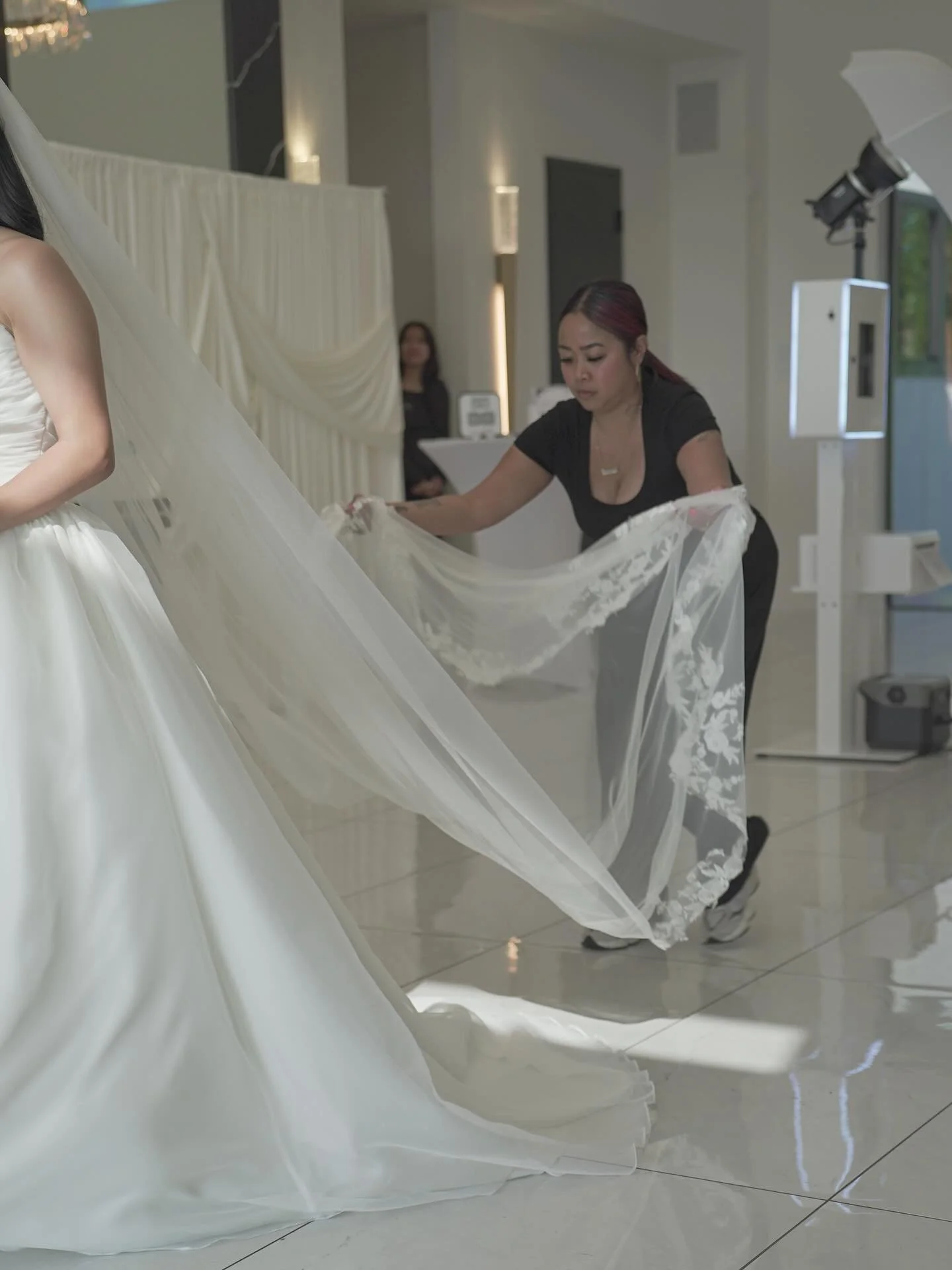 You&rsquo;ll never have to ask me to fix your veil because I&rsquo;m already on it! From fluffing your train to keeping your timeline on track, I&rsquo;ve got your back all day long. 💪✨

#weddings #seattleweddings #seattleweddingcoordinator #seattle