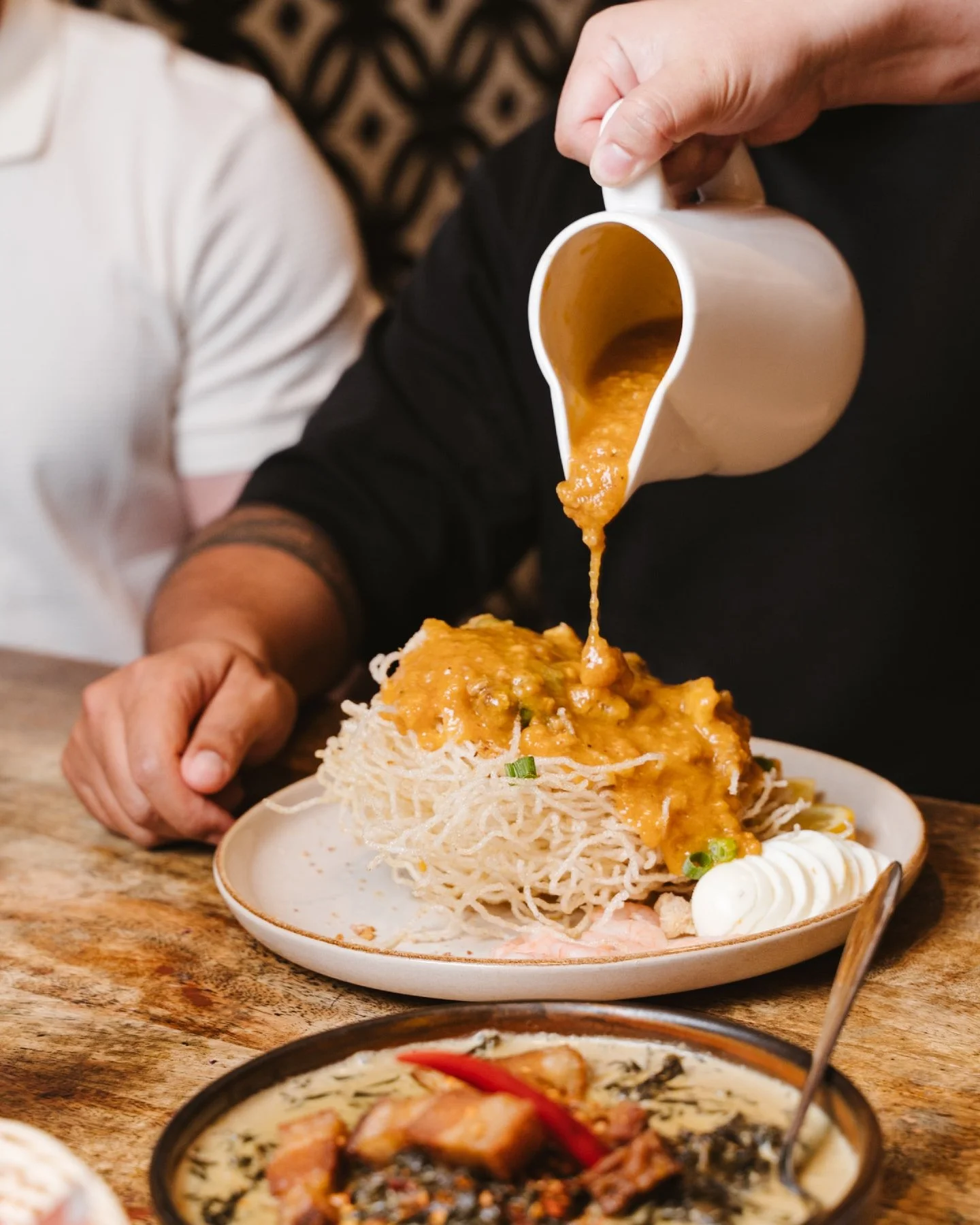 Crispy Palabok done properly.

That crunch hits first&hellip; then the rich, savoury sauce pours over and soaks into every bite. Loaded with prawns, egg, and all the good stuff that makes this a true Filipino classic.

It&rsquo;s messy, it&rsquo;s sa