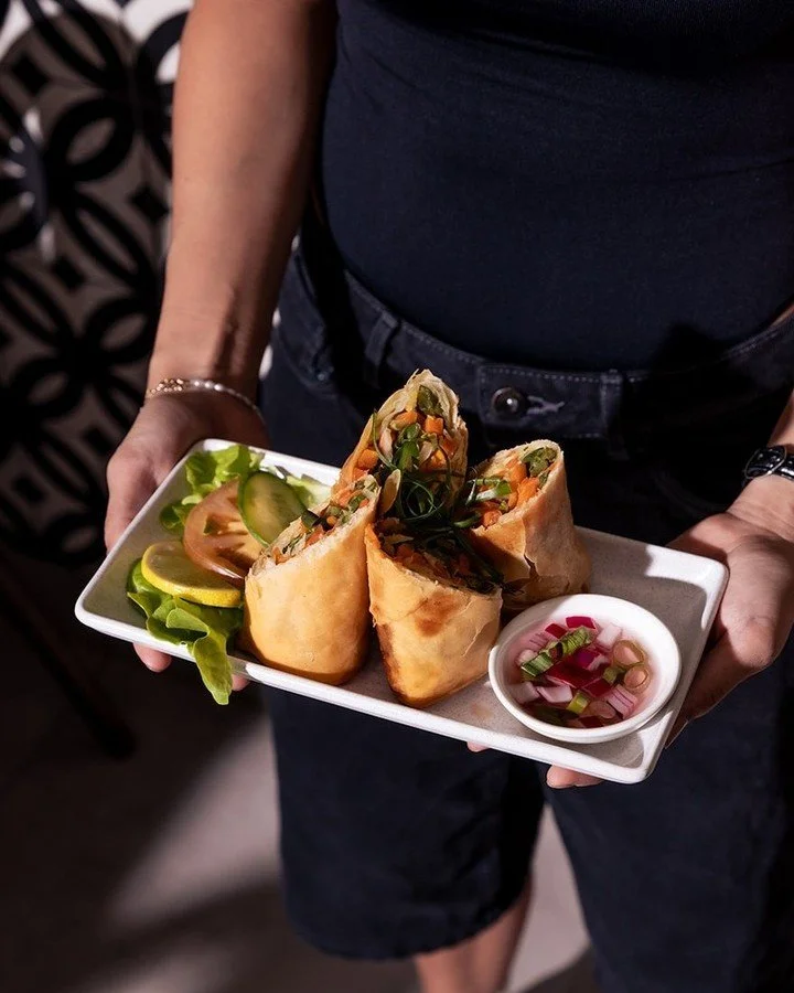 A little taste of Mama Lor 🧡

1️⃣ Lumpiang Gulay - fried vegetable spring roll
2️⃣ Inihaw na Pusit - grilled stuffed squid
3️⃣ Inihaw na Tilapia - grilled tilapia fish
4️⃣ Cheers with the family! The part we love most 🥂

Save this post for your nex