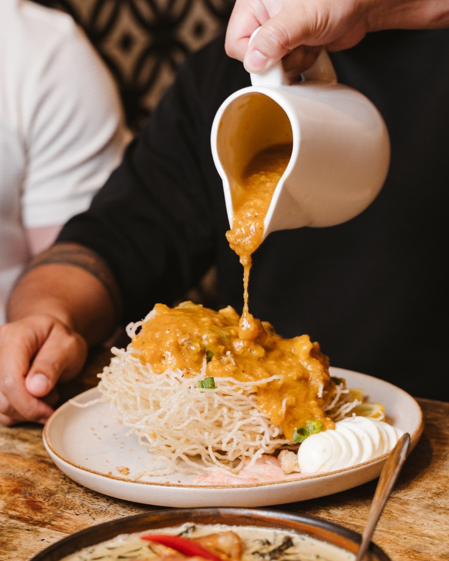 Palabok, the Mama Lor way 🧡

A Filipino classic. Rice noodles in a rich shrimp-based sauce, layered with egg, prawns, and spring onion. We've given it a twist by frying the noodles for that golden crunch in every bite.

Soft. Saucy. Crispy. All in o