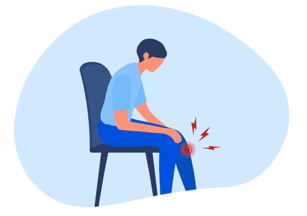 Une personne assise sur une chaise souffre de douleur au genou, illustrée avec des symboles de douleur rouge et des éclairs autour du genou.