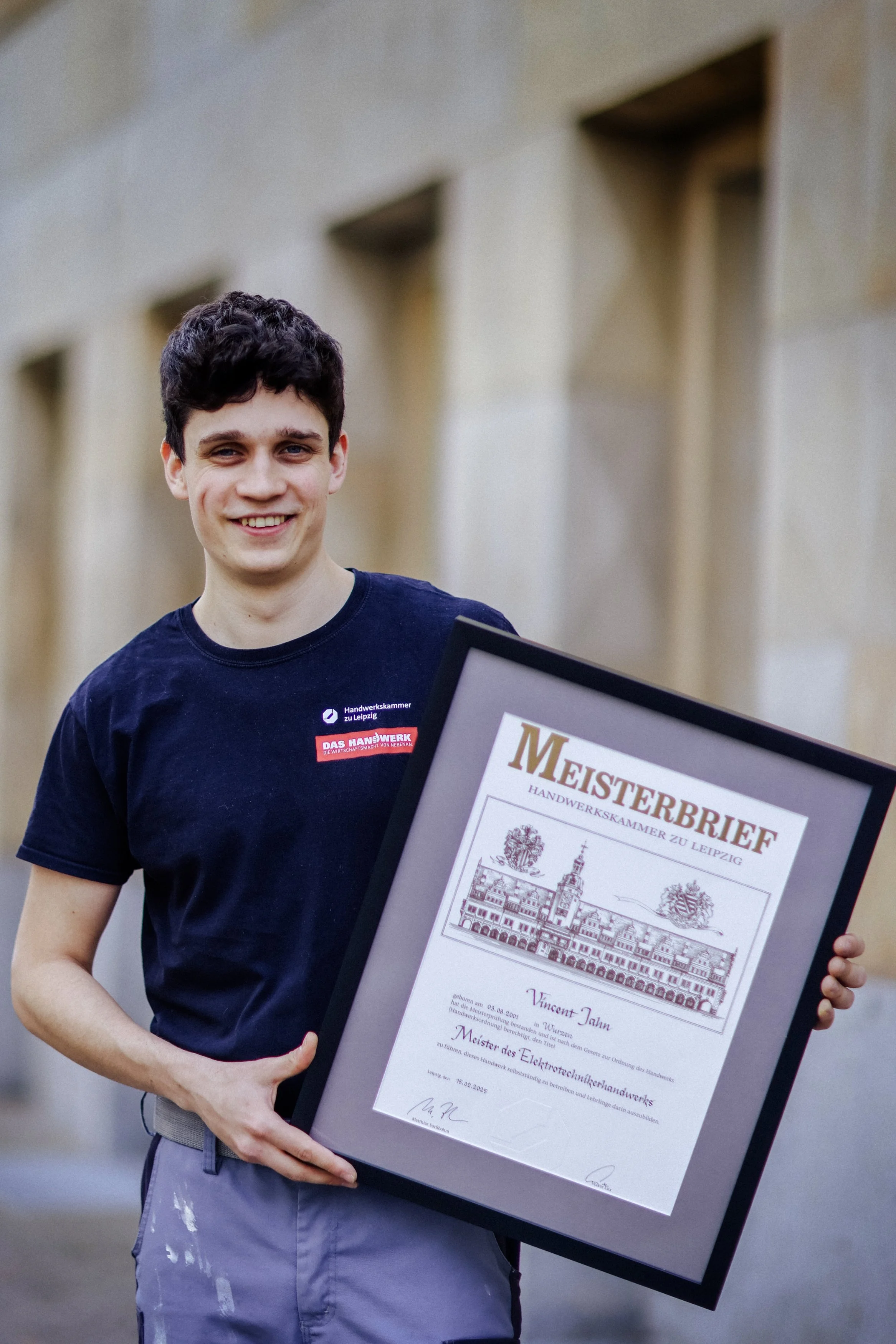 Vincent Jahn, ausgezeichnet als bester Junggeselle Sachsens 2023, steht für handwerkliche Exzellenz. Präzise, zuverlässig und praxisnah – bei uns ist Qualität kein Versprechen, sondern Handwerk.