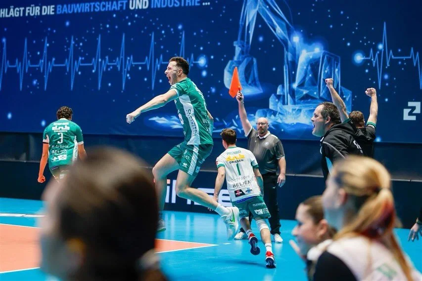 Nog even nageniet van onze stunt in Duitsland 🤩 Dinsdag hebben we nog 2 sets nodig, maar we gaan vol voor de overwinning. Hopelijk samen met jullie! 🙌🏼💪🏼