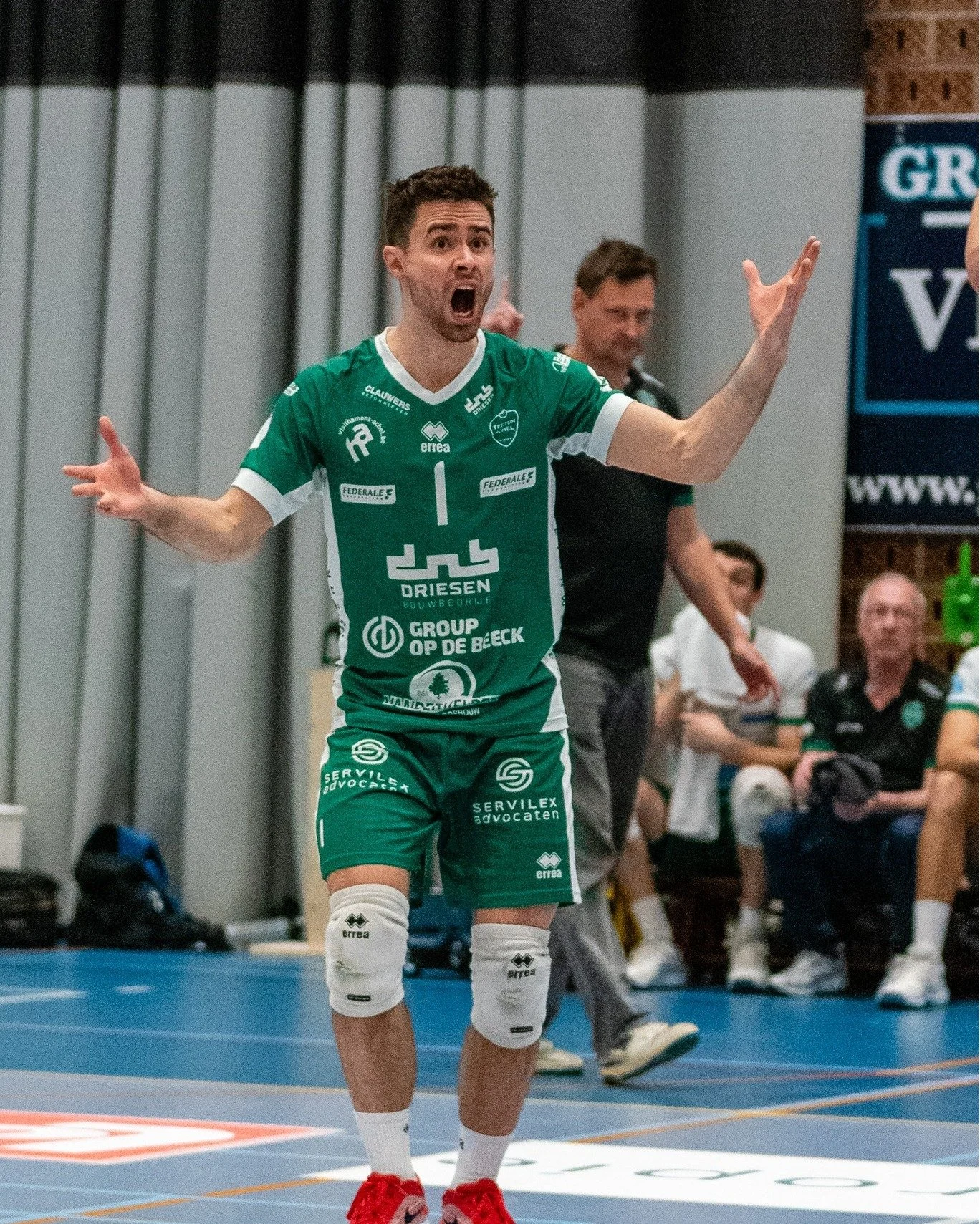 Dawid kan niet geloven dat jij er morgen niet bij bent, daarom zorgen wij voor live volleybal in ons eigen clubhuis! 😟

De supporters die morgen niet in Roeselare geraken, kunnen in het clubhuis op onze grote challenge televisie de wedstrijd live be