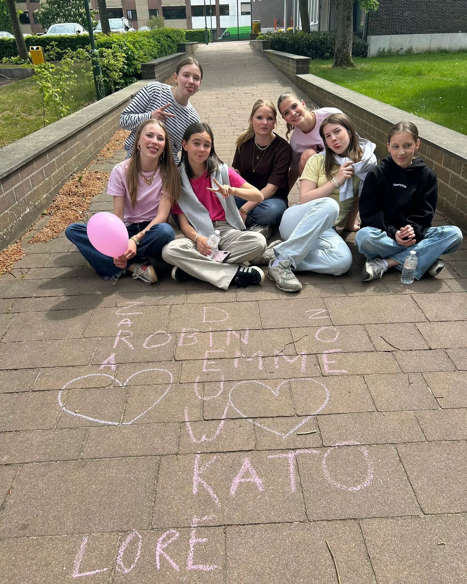 Afsluiter jeugd Tectum Achel 💚

Op zaterdag 2 mei verzamelden de jeugdleden van Tectum Achel zich in de Koekoek voor een leuke afsluiter van het seizoen. 🎉

Ieder team kreeg een tas mee met een routebeschrijving en opdrachten. Zo liepen zij dwars d