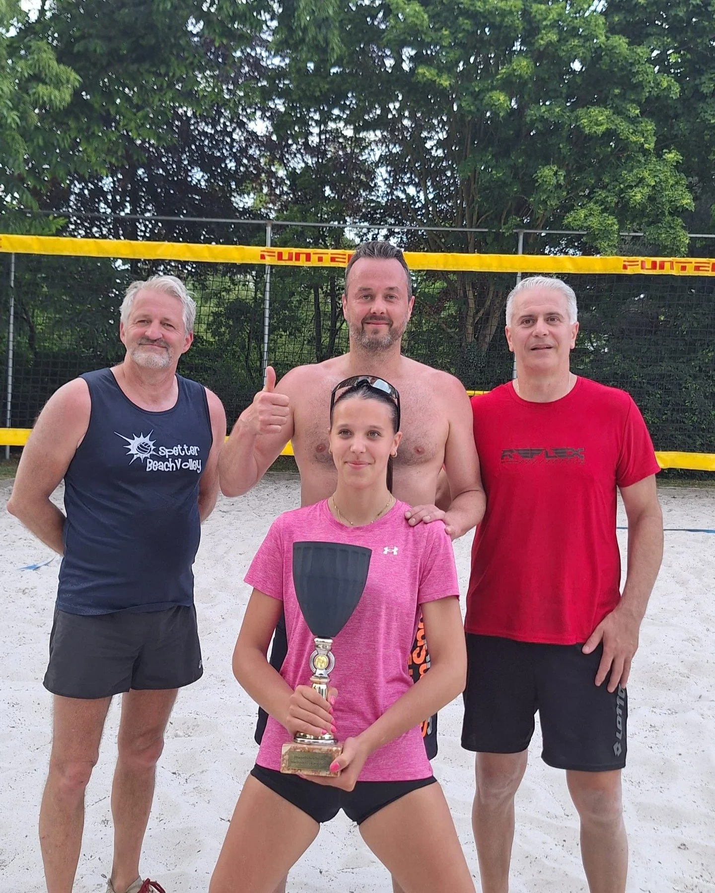 Afgelopen weekend vond het recreatief beachtornooi plaats🏐

Wat een fijne dag vol sportiviteit, leuke wedstrijden en vooral veel plezier op en naast het veld. 

Een welgemeende dankjewel aan alle ploegen die hebben deelgenomen 🙌 Ook een grote dank 