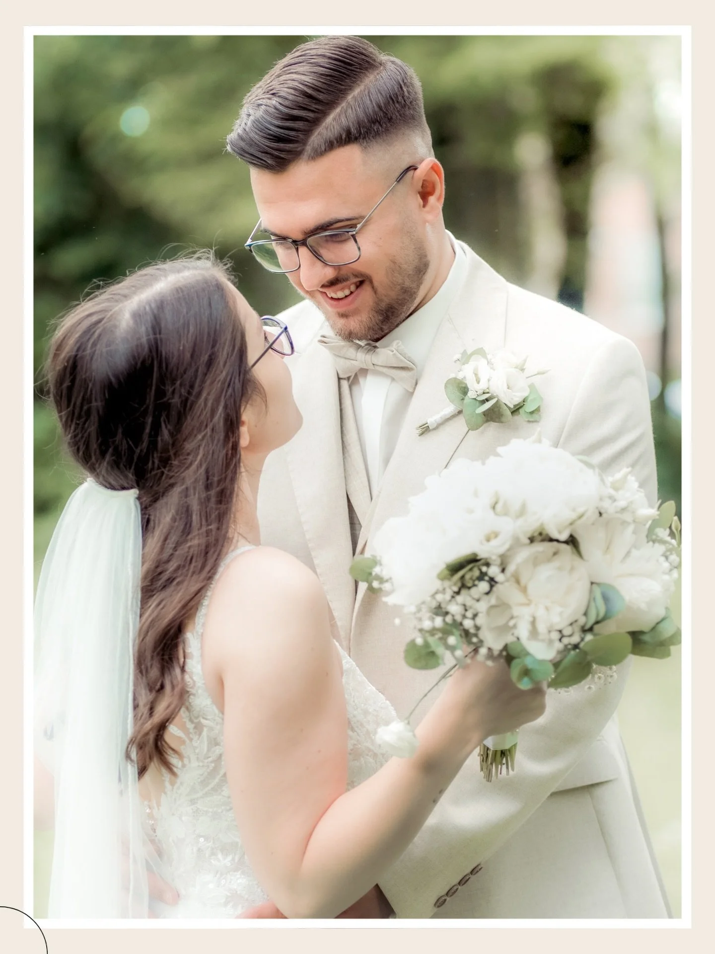 Euer Hochzeitstag ist mehr als nur ein paar sch&ouml;ne Bilder.
Es sind die kleinen Momente die Blicke zwischendurch, das Lachen das niemand geplant hat.
Genau das halte ich f&uuml;r euch fest &bdquo; echt, nat&uuml;rlich und voller Gef&uuml;hl.
Ich 