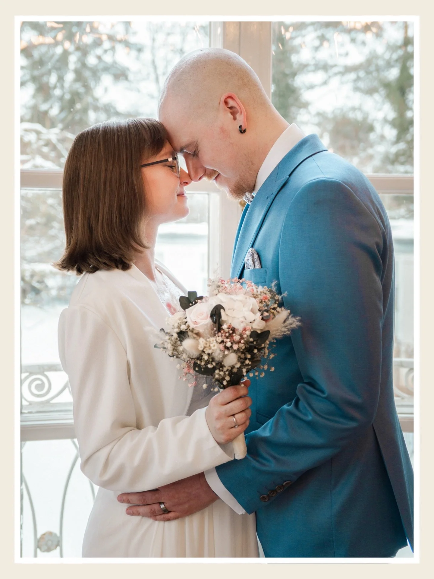 Eine standesamtliche Trauung im Schnee 📸🤞
Ein besonderer Moment in standesamt L&uuml;beck.

#hochzeitsfotografl&uuml;beck #hochzeitsreportage #hochzeitsfotograf