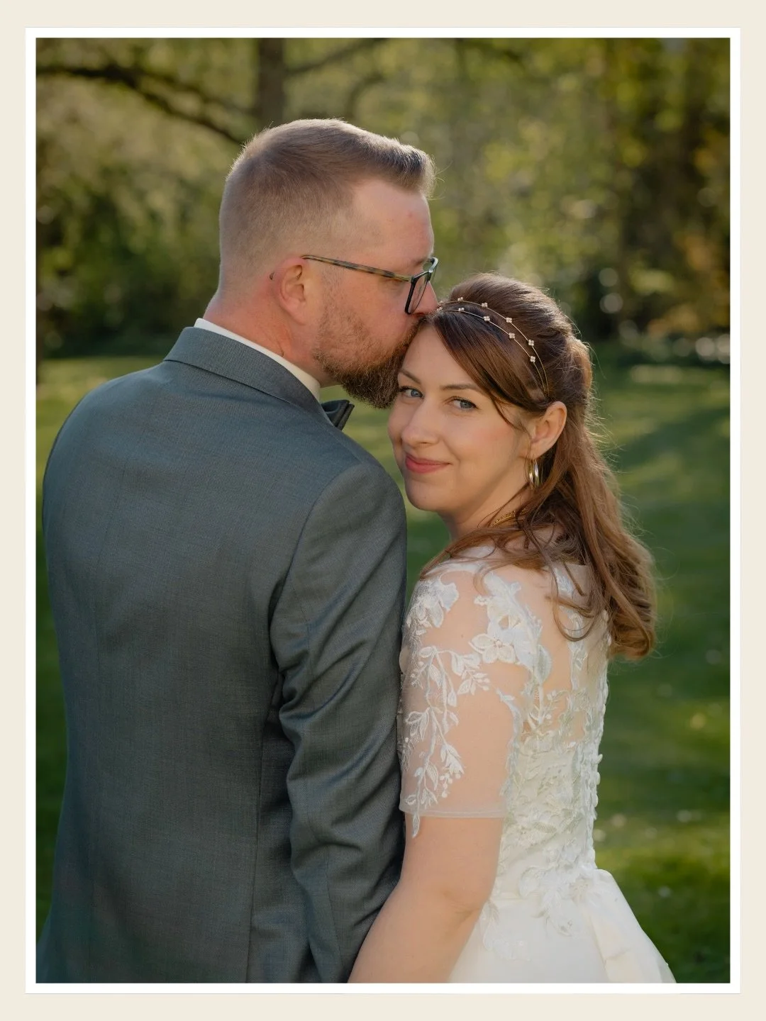 Eine Hochzeit f&uuml;hlt man nicht nur in einem einzigen Moment. 

Sondern in der Stimmung.
In den Emotionen.
In den Menschen.

Als Hochzeitsfotograf in L&uuml;beck und Schleswig-Holstein achte ich, besonders auf Emotionen.. 📸✨✨

#hochzeitsfotografl