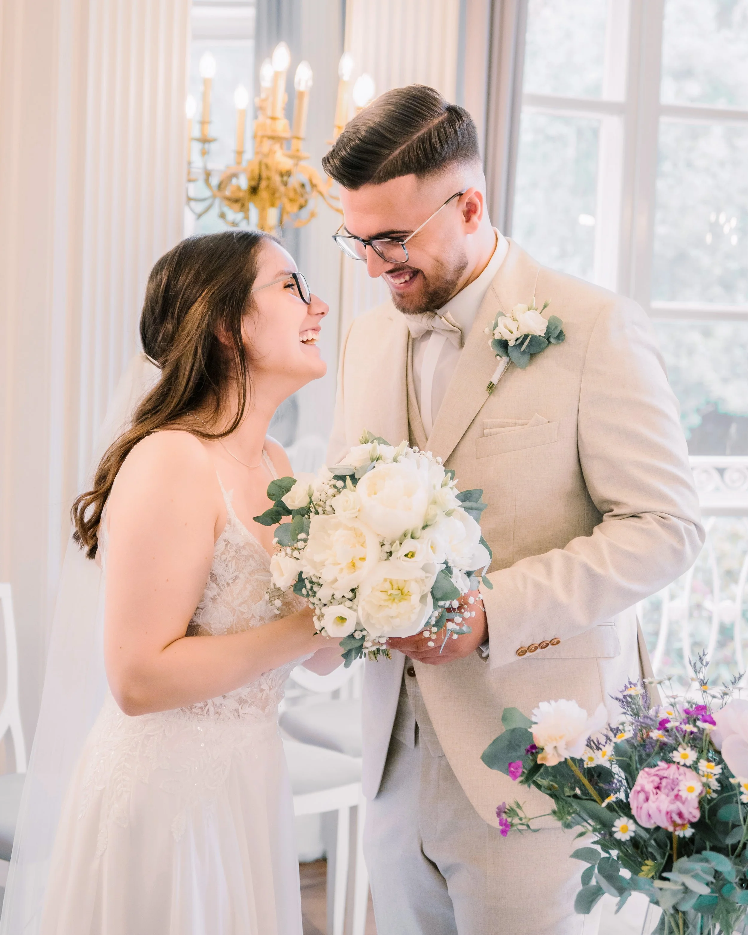 ein Bild von einem Brautpaar im Standesamt Lübeck nach der Trauung