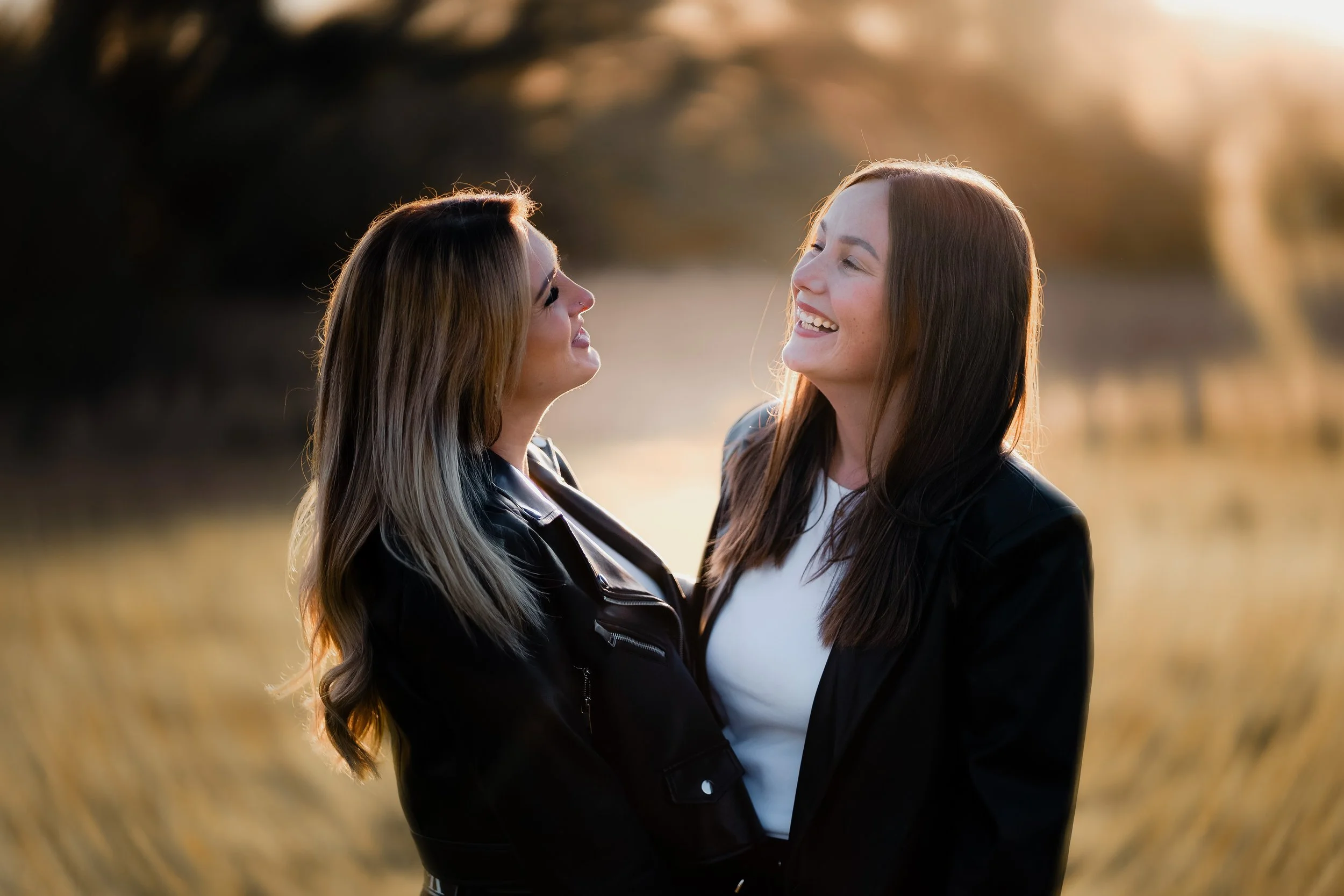 Gäste lachen und weinen bei Hochzeit in Lübeck