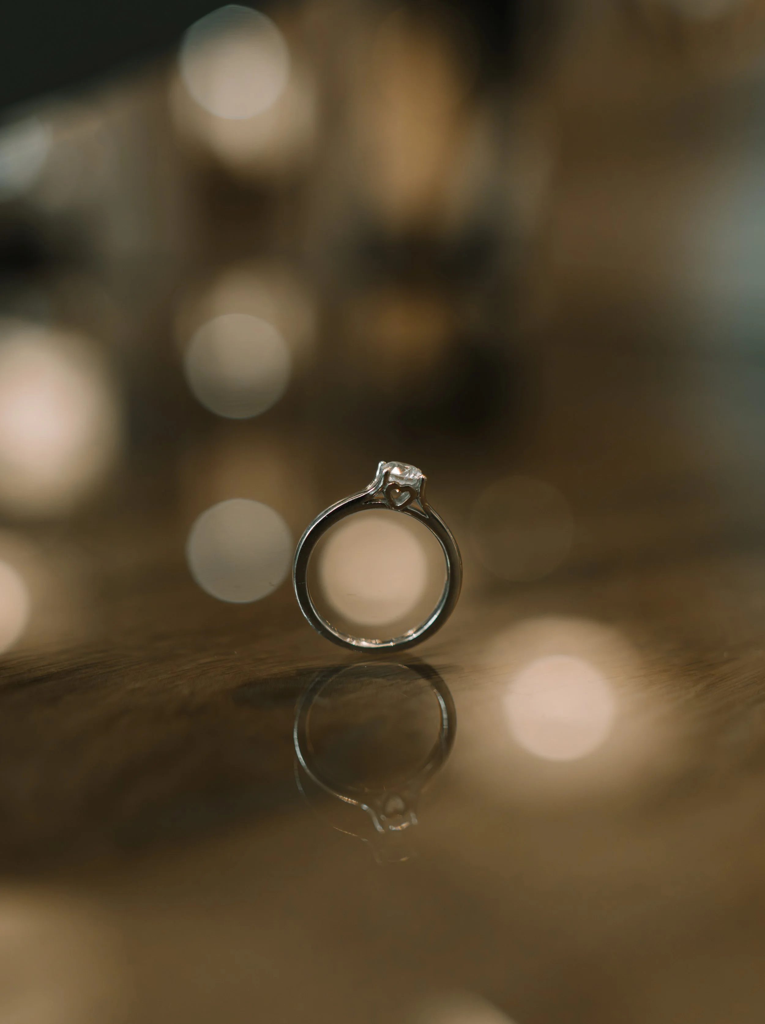 Detailaufnahme der Eheringe während einer Hochzeit in Lübeck. Als Hochzeitsfotograf in Lübeck halte ich auch die kleinen, wichtigen Momente fest.