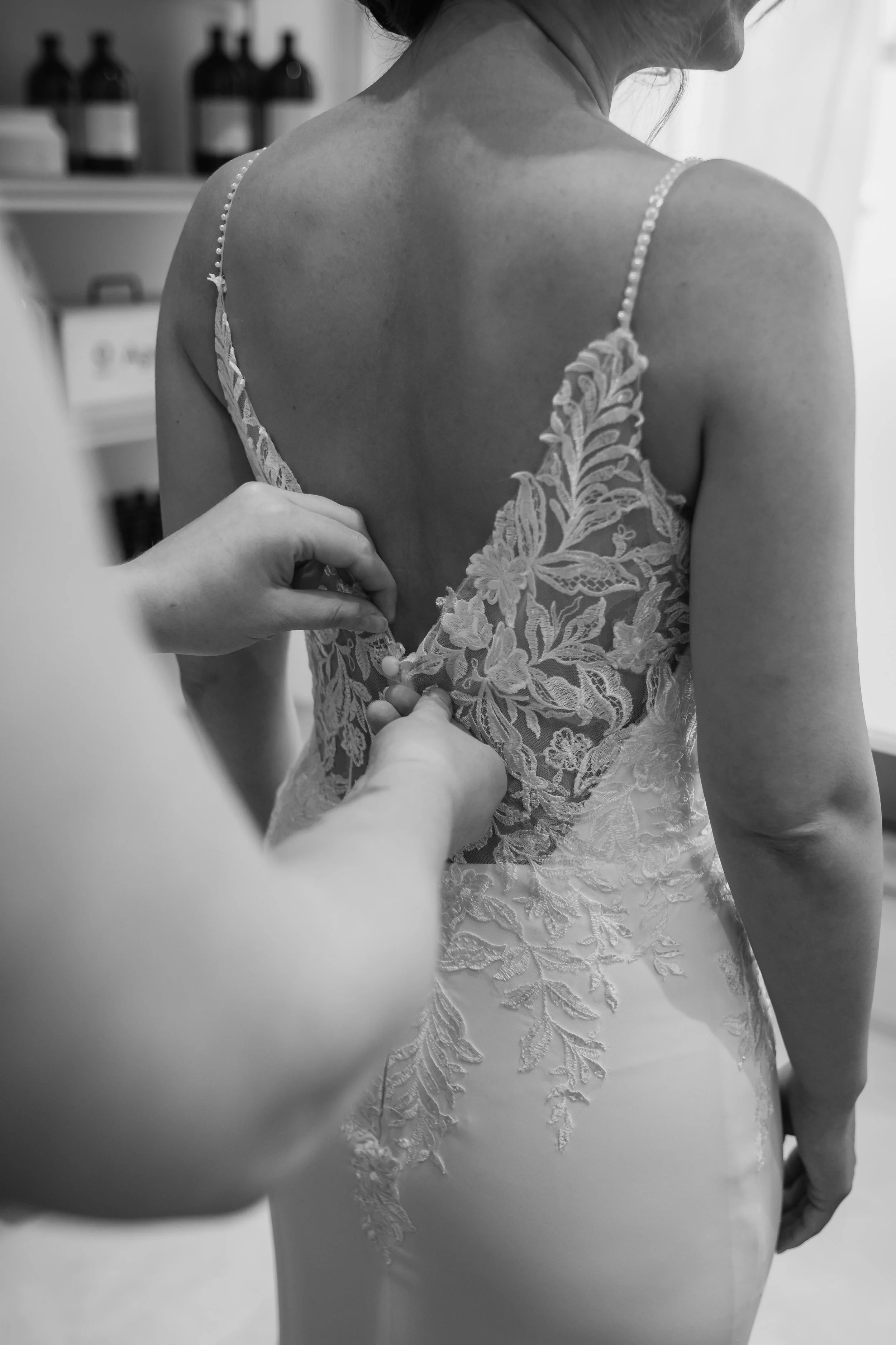 Detailaufnahme beim Getting Ready einer Hochzeit in Lübeck