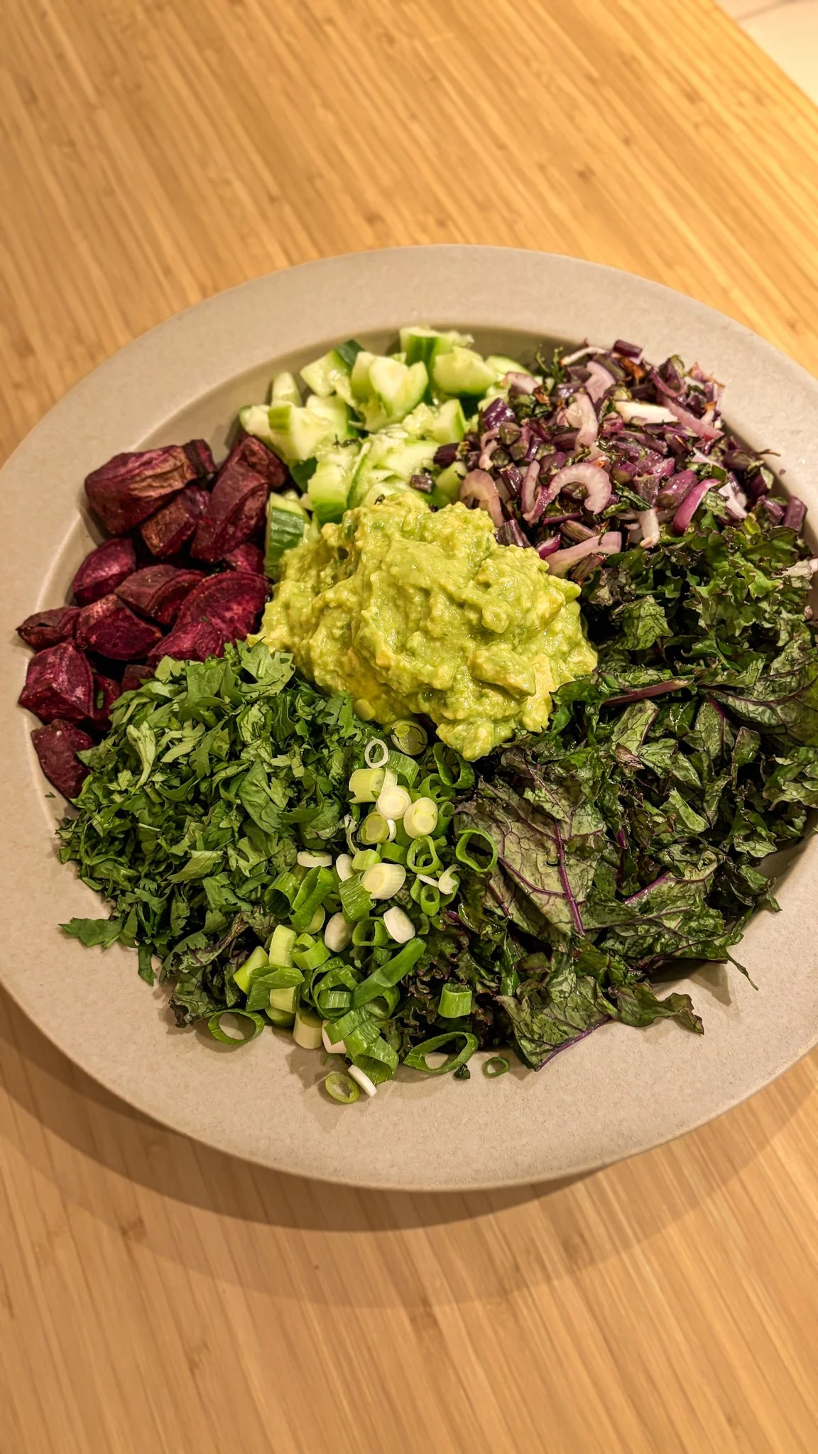 avokadolu tatlı patatesli kale salata, yanık soğanla