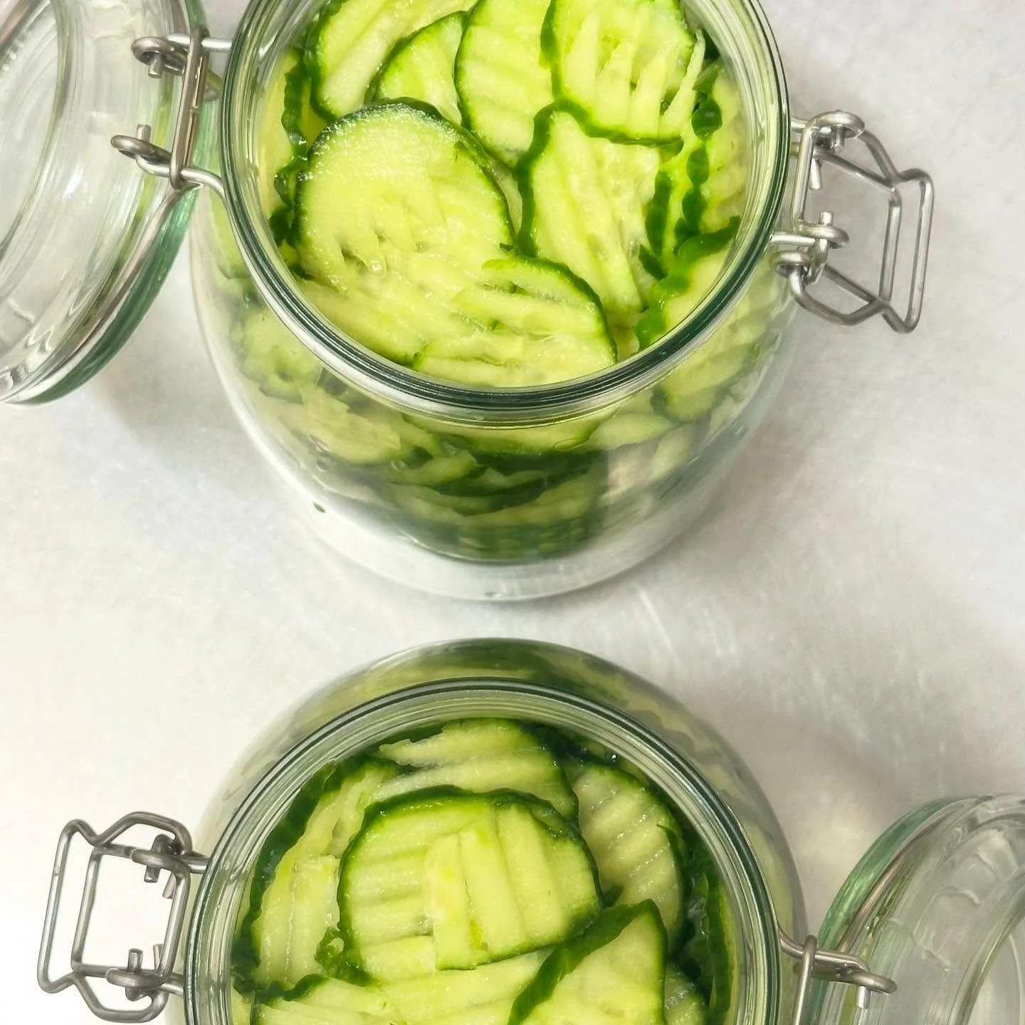 🥒 Pickles maison en pr&eacute;paration&hellip; bient&ocirc;t dans vos focaccias pr&eacute;f&eacute;r&eacute;es 🤤
📍Rue du midi 12, 1003 Lausanne