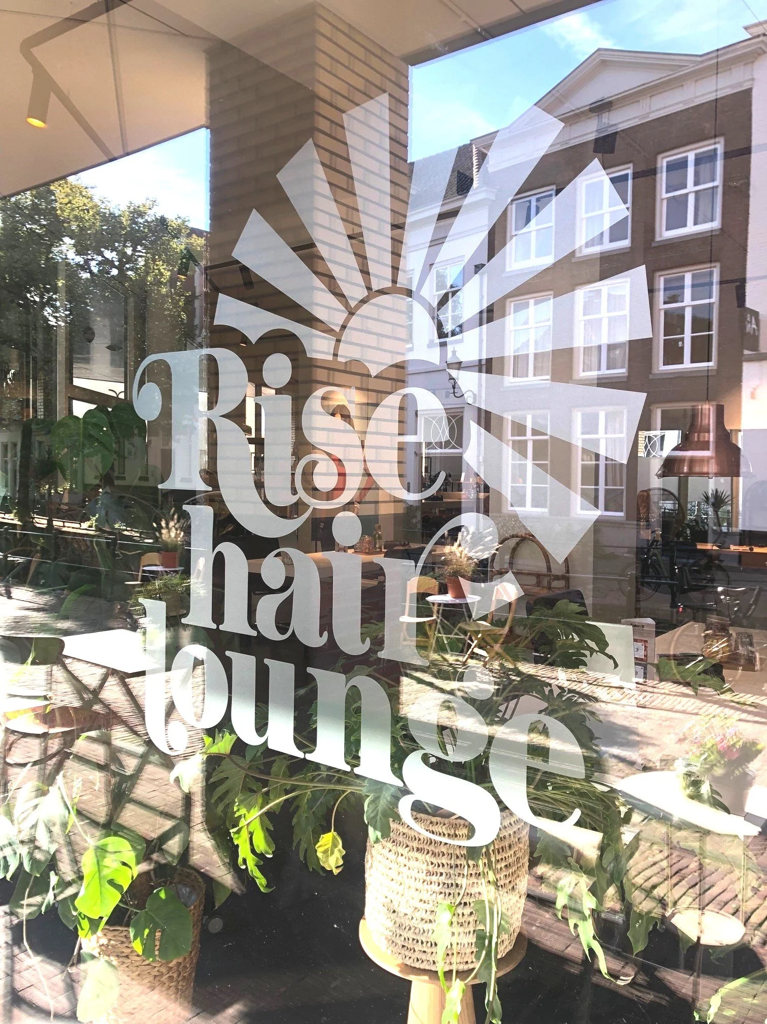 RIse logo in raam.jpg