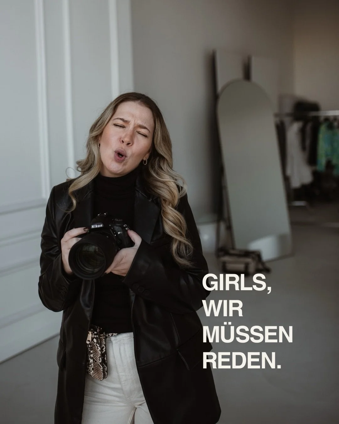 Authentizit&auml;t ist kein Zufall.

Vor allem nicht in einer Welt,
die Frauen sagt, wie sie aussehen, wirken und sein sollen.

Vor der Kamera einfach &bdquo;du selbst sein&ldquo;?
Funktioniert nur, wenn du dich sicher f&uuml;hlst.

Deshalb planen wi