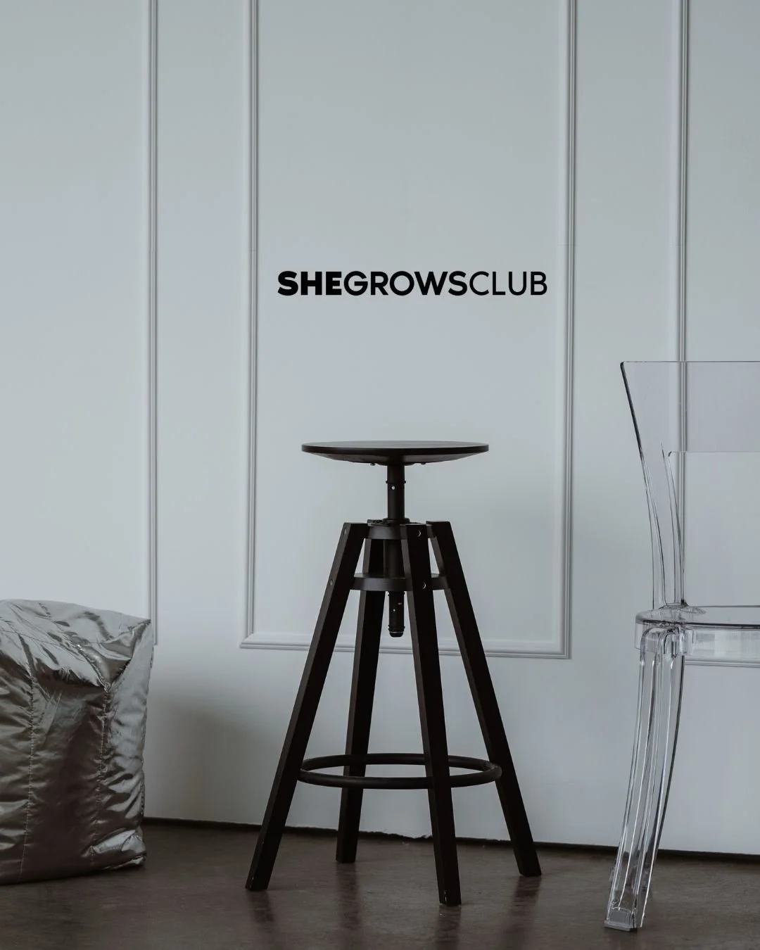 Leute! Der SHE GROWS CLUB hat jetzt ein Zuhause. Und ich kann&rsquo;s nicht glauben.

Ein Raum f&uuml;r Female Empowerment. 
Hier treffen Fotografie, Community und Workshops aufeinander &ndash; f&uuml;r Frauen, die wachsen, sich austauschen und ihren