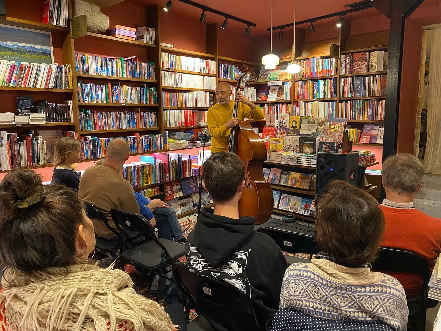 Une soir&eacute;e chaleureuse avec le musicien Xabi Hayet &agrave; la contrebasse, il a interpr&eacute;t&eacute; ses propres compositions er celles de grands artistes ! 🎶 Un grand merci ✨