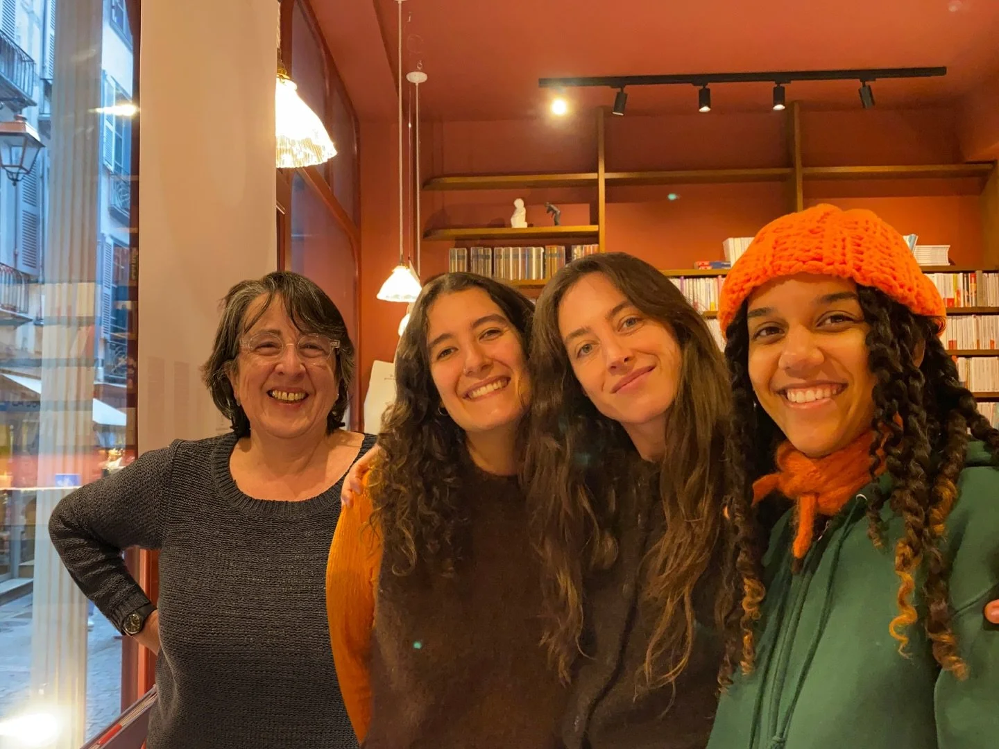 Ceci est un remerciement.
Merci &agrave; tous ceux qui, connus ou inconnus, font le sel de nos journ&eacute;es, la beaut&eacute;, la profondeur et la gaiet&eacute; de nos &eacute;changes. Merci &agrave; mes trois coll&egrave;gues, ma famille de la li