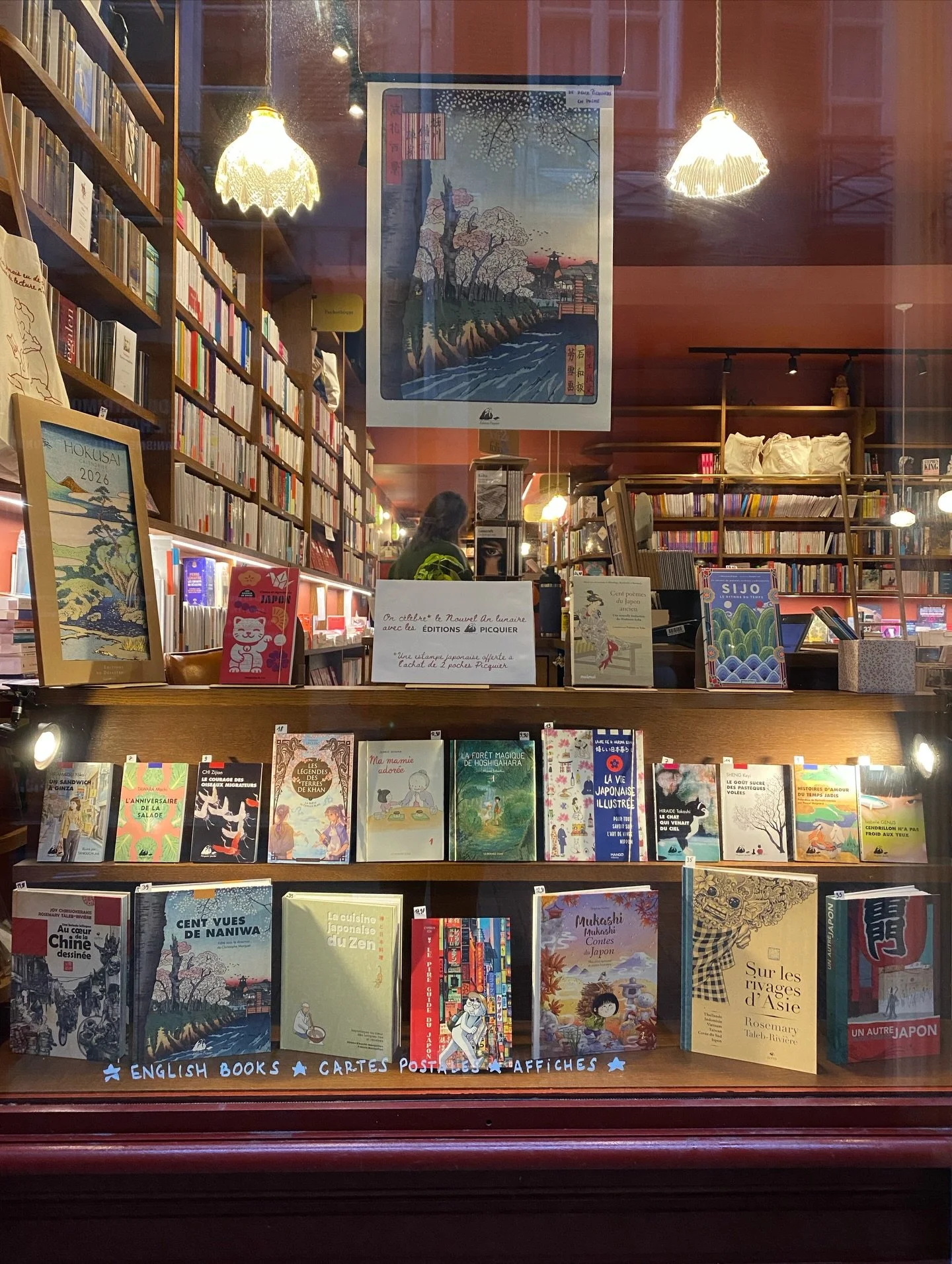 🌙Petit dump pour c&eacute;l&eacute;brer le Nouvel An lunaire avec les @editionspicquier ! Et comme chaque ann&eacute;e, &agrave; l&rsquo;achat de 2 poches Picquier, recevez* une estampe japonaise 🌸

*Dans la limite des stocks disponibles