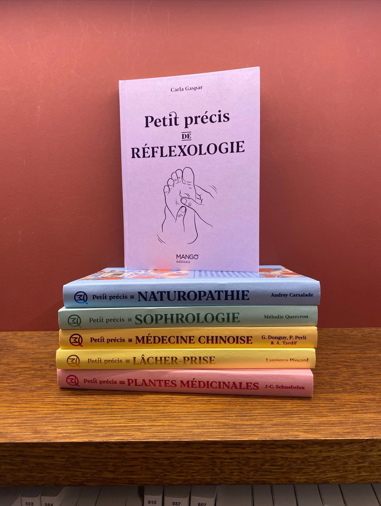 Une collection des petits livres pour introduire des pratiques de bien-&ecirc;tre et de douceur au quotidien 🪷 Et joliment illustr&eacute;s ! 🌞

🦶R&eacute;flexologie 
🌿Naturopathie
🫁 Sophrologie 
☯️ M&eacute;decine chinoise
💨 L&acirc;cher-prise