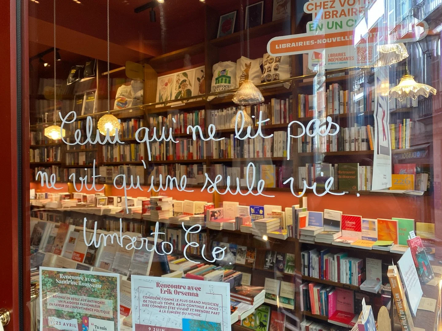 M&eacute;li-m&eacute;lo de moments dans notre ch&egrave;re librairie en cette journ&eacute;e mondiale du livre et des droits d&rsquo;auteur.e 📚 Quelques odes et &eacute;loges aux livres et &agrave; la lecture se sont gliss&eacute;es dans les photos 