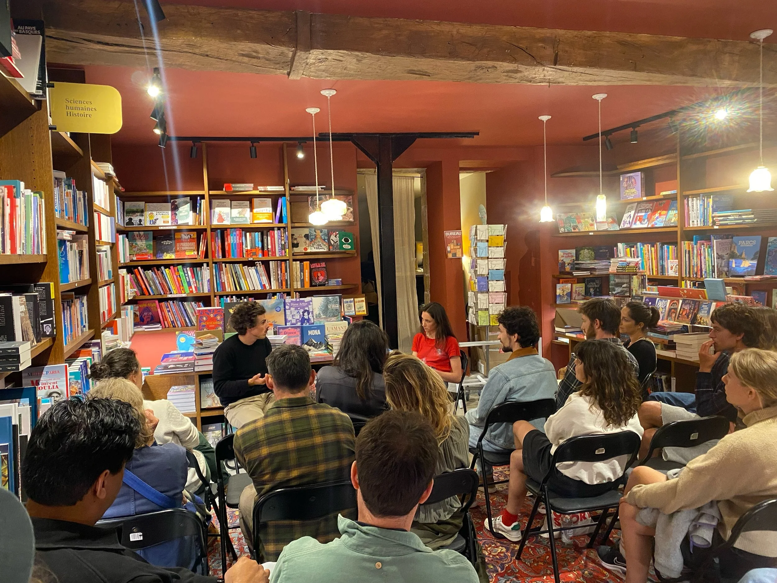 📚 Retour en images sur les &eacute;v&eacute;nements du mois de mai : nous avons commenc&eacute; avec Timoth&eacute;e Parrique, poursuivi en musique avec G&eacute;rard Daguerre, et termin&eacute; en beaut&eacute; avec le duo Julie Mugica et Charlotte