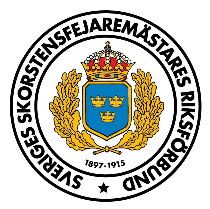Emblem med text, en krona, tre kronor och ett blått fält, omringat av lagerblad och text 'Svenska Skorstensfejaremästares Riksförbund 1897-1915'.