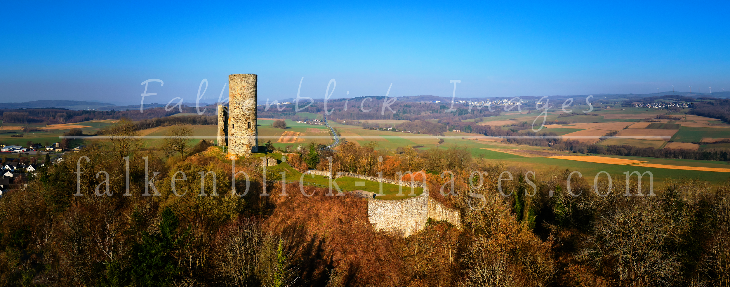 Burgruine Merenberg,  Hessen.  Die Burg Merenberg ist die Ruine einer mittelalterlichen Höhenburg auf dem 337 m ü. NHN hohen Schloßberg,  einem Basaltkegel über der Gemeinde Merenberg im mittelhessischen Landkreis Limburg-Weilburg.
