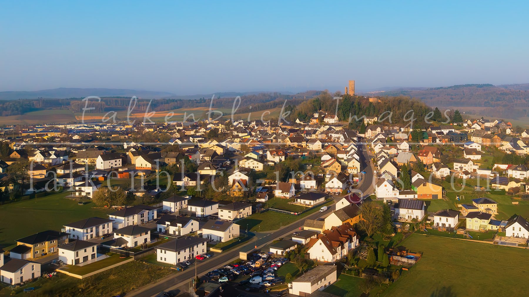 Burgruine Merenberg,  Hessen.  Die Burg Merenberg ist die Ruine einer mittelalterlichen Höhenburg auf dem 337 m ü. NHN hohen Schloßberg,  einem Basaltkegel über der Gemeinde Merenberg im mittelhessischen Landkreis Limburg-Weilburg.