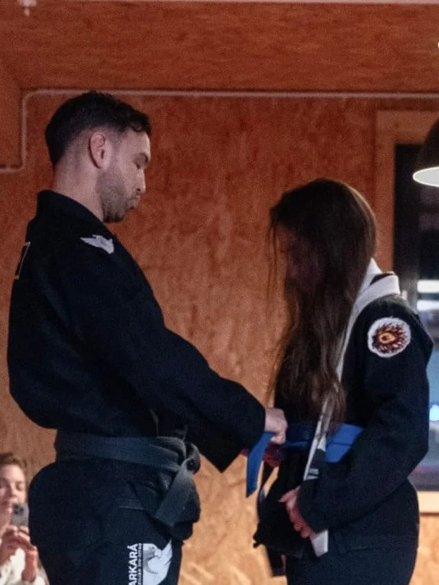 Graduation Jiu-Jitsu Br&eacute;silien 25.3.2026 🔥
Blue belt 🔵🦋🧿

Une &eacute;tape que je n&rsquo;aurais jamais cru possible sur mon parcours. Immense gratitude pour mon professeur David Rivera @dnzel_sport_coach pour sa patience, son soutien et s