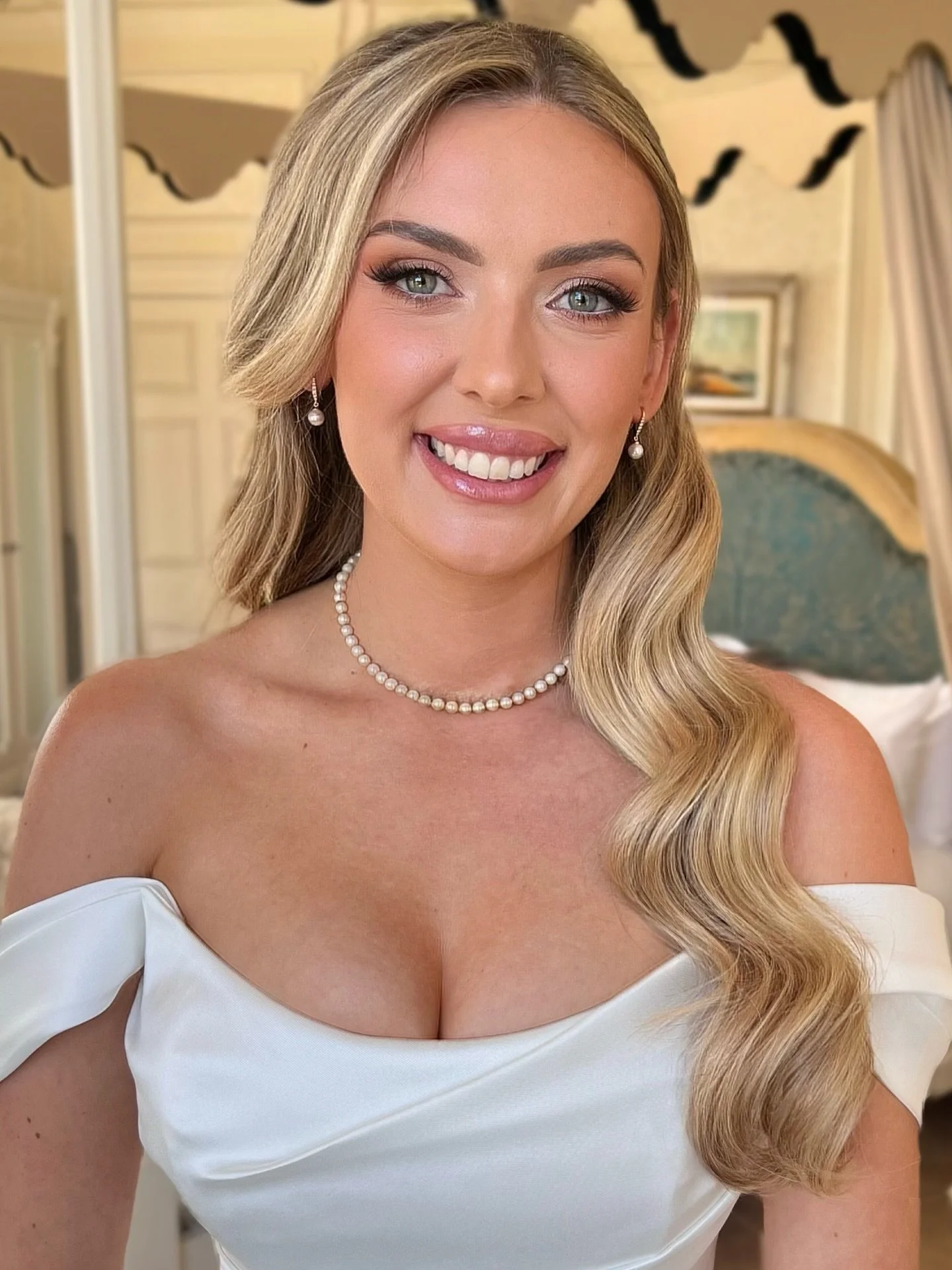 Absolute angel Emily 🤍 

No trial, no changes on the day&hellip;just a woman who knew exactly what she wanted &amp; vocalised it perfectly! 

No light used for this picture as Emily was light sensitive this morning &amp; i&rsquo;m actually digging i