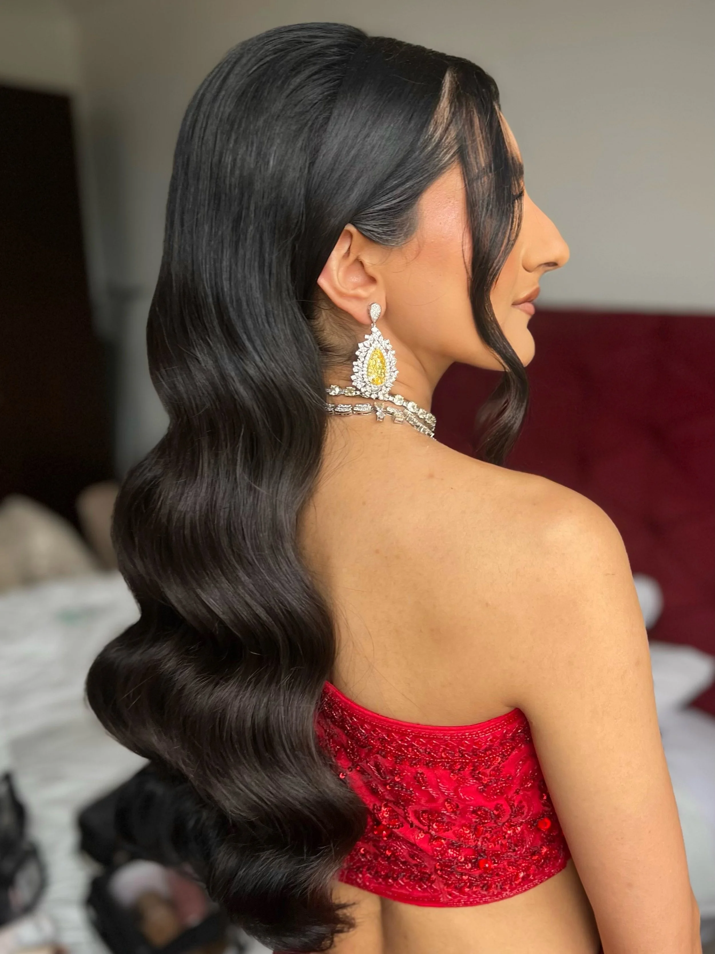 Sleek &amp; glossy waves never miss! Giving you old Hollywood glam with that desk twist&hellip;the black hair, red outfit combo will forever be that girl!