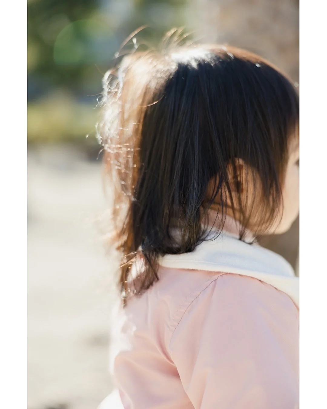 .
たまにはエモいことでも言うかとか
思ったりもするんだけど、
写真が既にエモいから、
あんまり言い過ぎるとなんかカッコつけ過ぎちゃうのよね。

にしてもなんだってこう、子どもの髪の毛は
こうも煌めくのか。神のご加護か。
なぜ家にリモコンが3つあるのか。
散歩道にいるそいつは果たして友だちなのか。

子どもを育てているとわかる。

子どもは髪だけじゃなくて全身が愛で煌めいているし、
リモコンはダミーのダミーまで用意するもんだし、
ストローは遊ばれないように輪ゴムでしばっとくもんだし、
散歩道にい