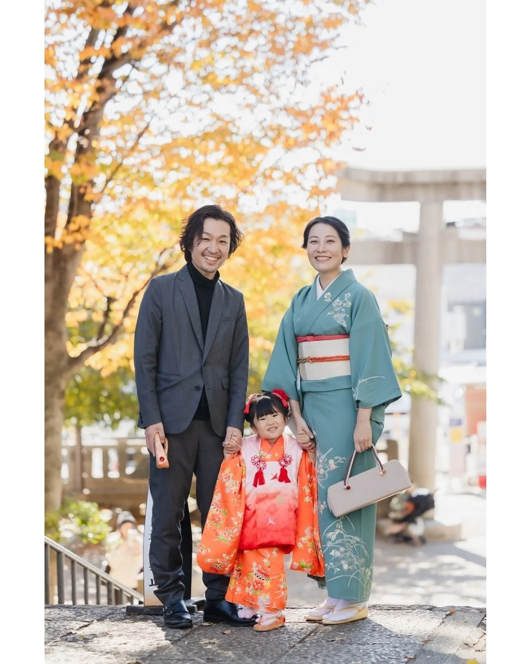 .
パパ思いっきり足踏まれてて、かわいそうかわいい
ぞうり脱げちゃっても一生懸命階段登った、愛おしい
ママだっこでお顔うずめて、尊い
こっちがなんも言ってないのにどんどん自分でポーズ決めるの、てんさい
集合写真撮りながらどんどん前に出てきちゃうの、かわちい

納品するときいつも思う。
等身大のあなたをそのまま尊く残せたかしら

10年後、20年後、
例えば結婚する時とか独り立ちする時とか

振り返った時に話にわんさか花が咲く写真が
撮れたかしら

✎︎＿＿＿＿＿＿＿＿＿＿＿＿＿＿
▶︎infor