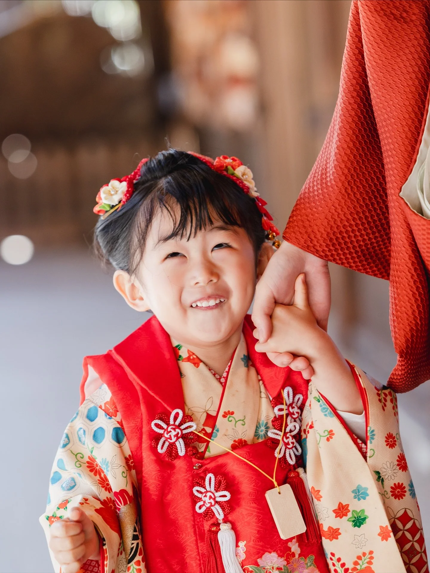 .
「ちゃんとしなさい」の、「ちゃんと」ってさ、
結局なんなんだろうね？

すべきことをきちんと行うさま。「仕事を―する」。規準にかなって整っているさま。
ぬかりなく。まさしく。

だって。
じゃあこの写真は、ちゃーんとちゃんと3歳の仕事してる訳だ。
そのままでいてくれて、ありがとう

✎︎＿＿＿＿＿＿＿＿＿＿＿＿＿＿
▶︎information
2025年11月〜12月のご予約（全ジャンル可能）
受付しております。
詳しくはHPをご覧いただき、何か不明点がありましたらDMもしくはメールにてお問