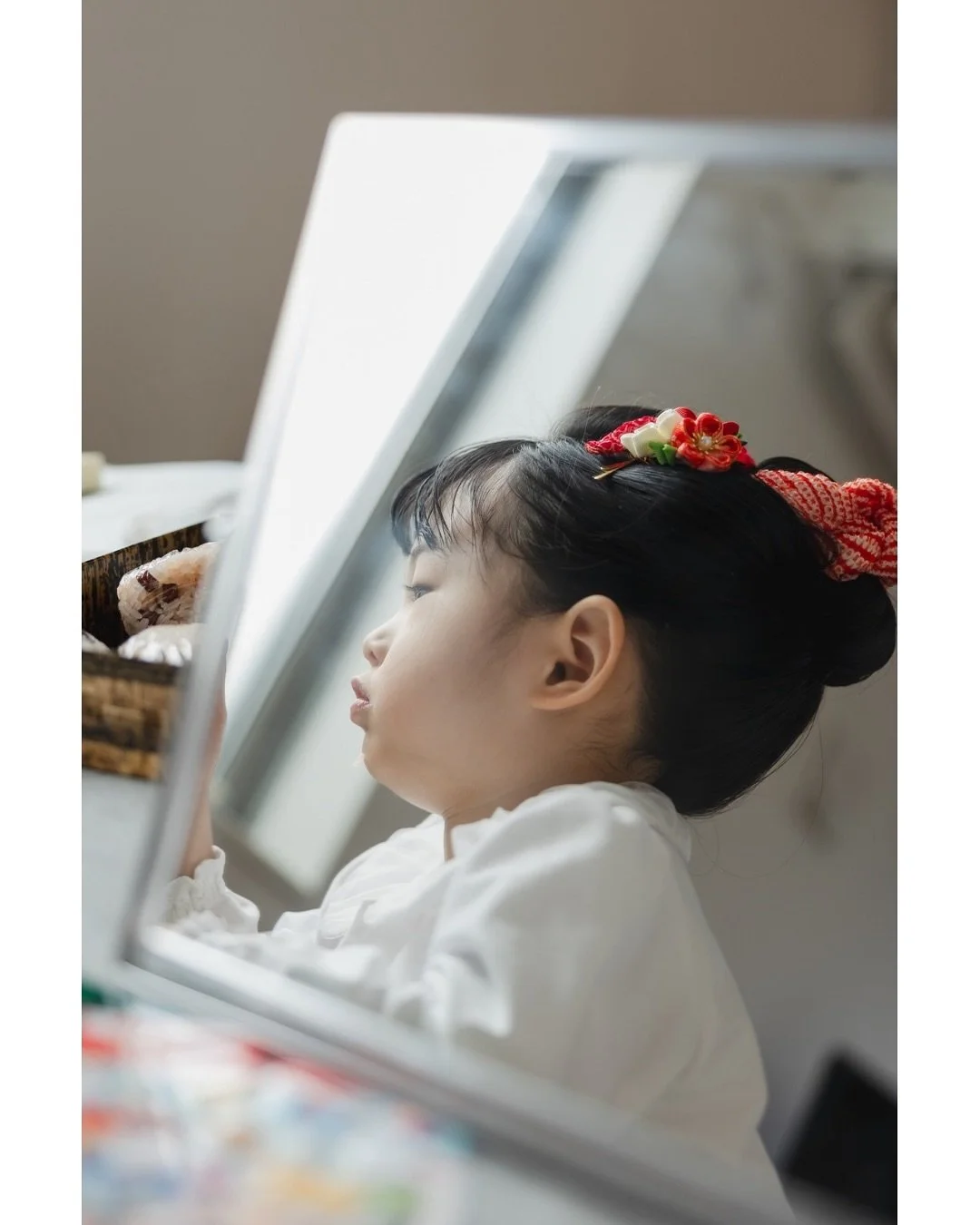 .
これが「芋けんぴ、ついてるよ」
の、元ネタである。（嘘です）

アンパンマンとバイキンマンのぬいぐるみを紹介してくれたので、
「俺様バイキンマン！そこらじゅうをばい菌だらけにしてやるぞ〜」って言ってみたところ、
どうやらこの家ではアンパンマンとバイキンマンは夫婦の設定のようでして（滝汗）
「さあおふろにはいりましょうね」と言われて大横転w
大変失礼いたしました&hellip;笑笑

着付けとメイクが終わって
自分のあまりの美しさに呆然としているのも

んんんんんんんんんかああああああああああ