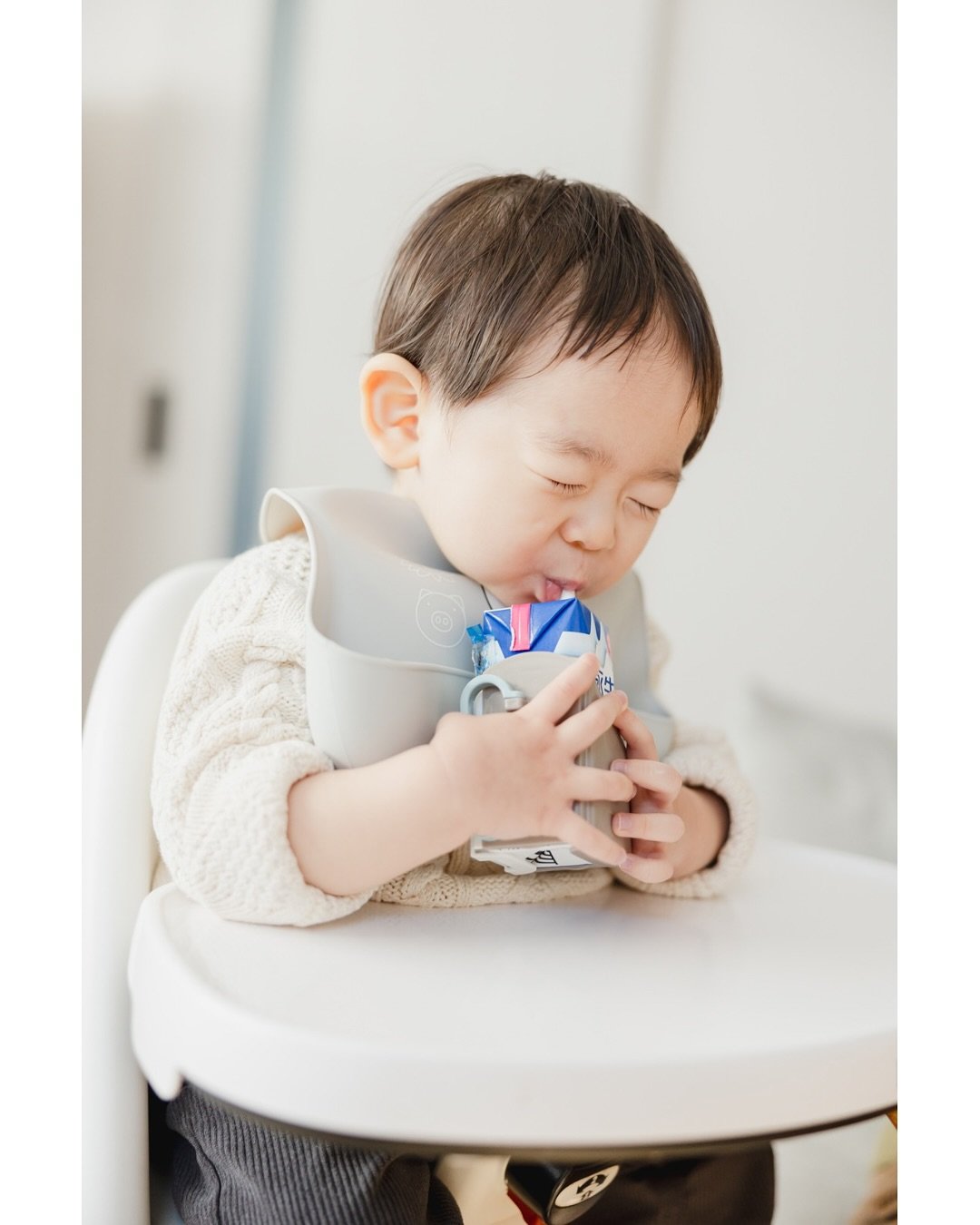 .
う〜〜〜〜ん尊い❤️
1歳半は誰がなんと言おうと第一次幼児黄金期👶🏻✨
この時期のお子さまをもつ皆さま。
その姿、その美しさ、その面白さ、
その声、その仕草、すべてを
スマホと脳みそに刻み込んでください🧠

こんなにもとろけながらおいちそうに牛乳飲んで&hellip;

&hellip;&hellip;牛乳飲んでるだけで？？？？？は？え？
牛乳飲んでるだけでこんなに可愛いことある？？？

✎︎＿＿＿＿＿＿＿＿＿＿＿＿＿＿
information
ただいま2026年1月の撮影を受付してお