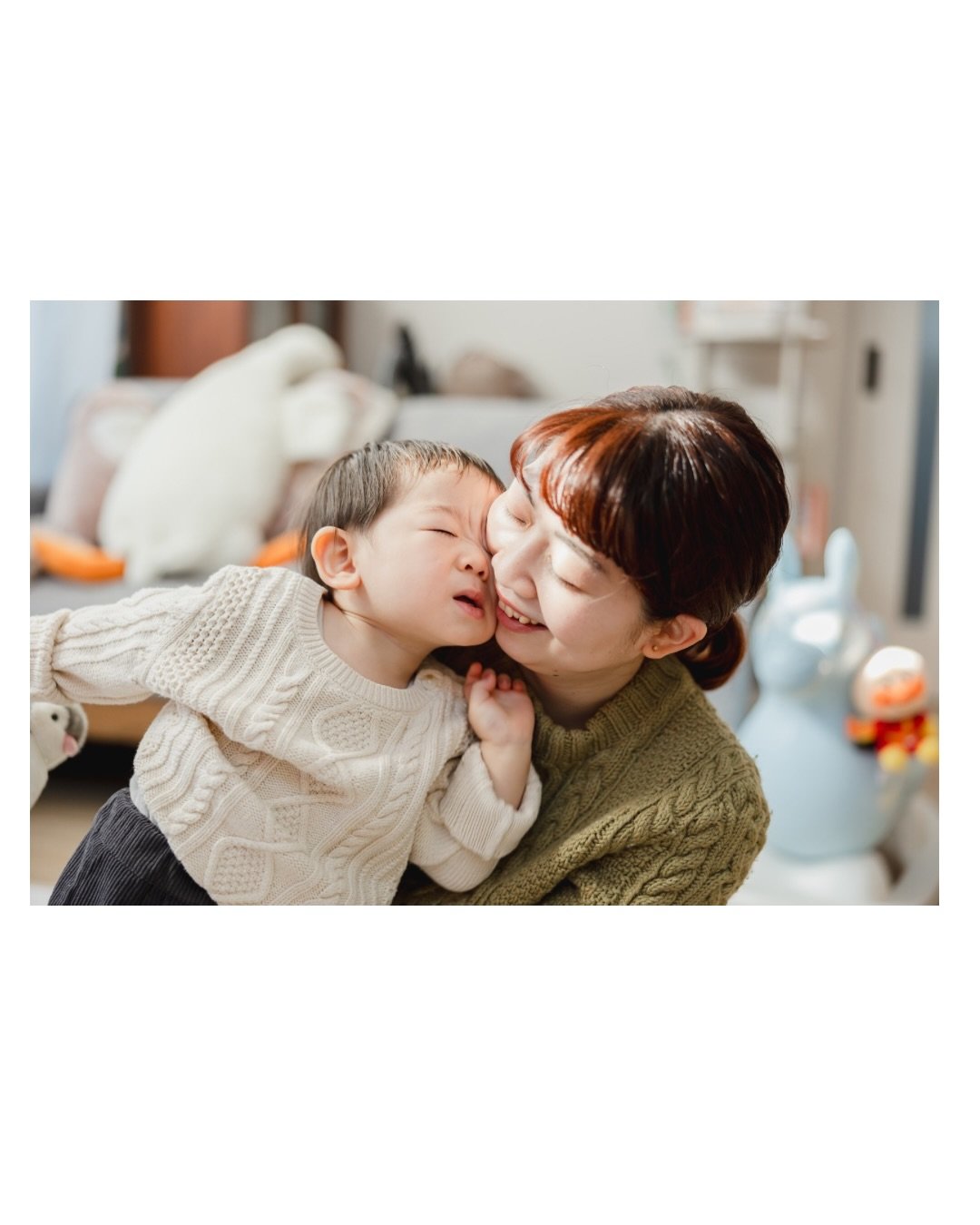 .
ママが好きすぎて、ほっぺがつぶれるくらい
ぎゅっとしていたいぼくちん。

ちょっと語らせてくださいね。

私が息子を妊娠中に日常動画を撮ってもらったんですね、
こちらのママに。

娘が同じように絵本を読んでとせがみ、
お膝に乗せて読んでおったんです。

納品された時に同じように私の袖を掴んでまして

私はその光景を動画のおかげで
いつまでもいつまでも覚えているんですよ。

そして今回写真を頼んでもらって同じ景色を見て
撮らずにはいられんかったですよ、
本当に。
ちょっと泣きそうでしたよ。
っ