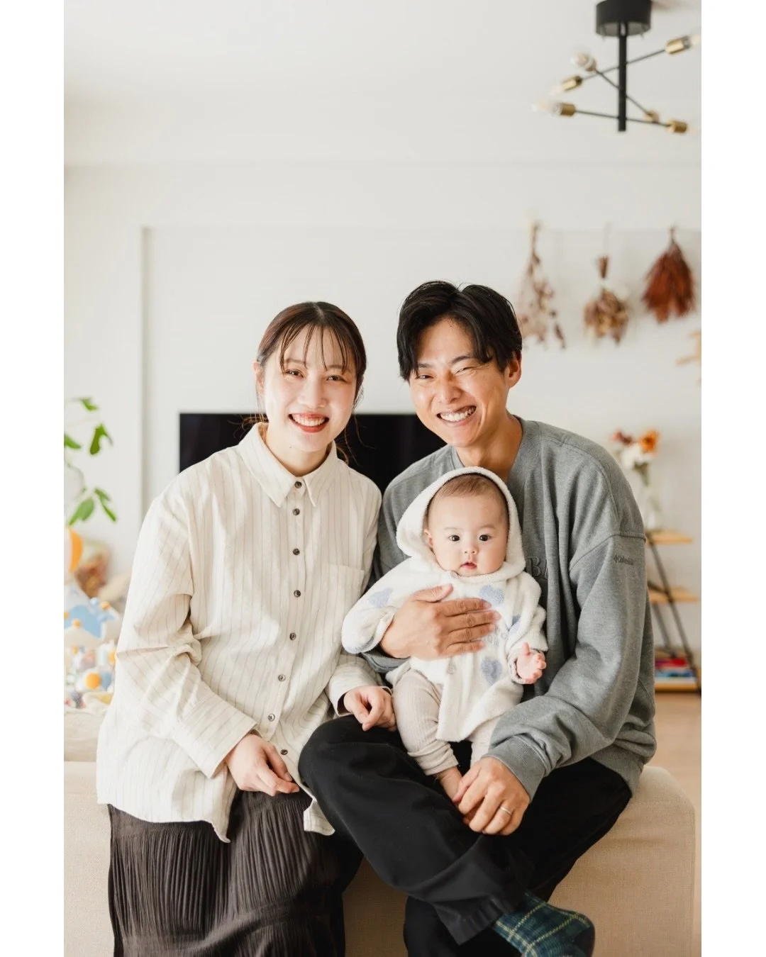 .
お家に0歳がいるっちゅーのは、
とんでもない奇跡であって
よほどのことがない限りは人生において
1〜数年あるかないかの奇跡の瞬間。
瞬きをしたらもう終わっているもんなんである。

と、家から0歳がいなくなってしばらくしてから気がつく。

0歳児育児の当事者であるママとパパは
もう毎日が目まぐるしくって
「いや奇跡なのは分かるが大変でそれどころではないでござるwww」
ってなってるか、可愛すぎるのが隣にいるのが当たり前になっていて感覚がバグっているかなのである。

あの日もあの日も、あの日だっ